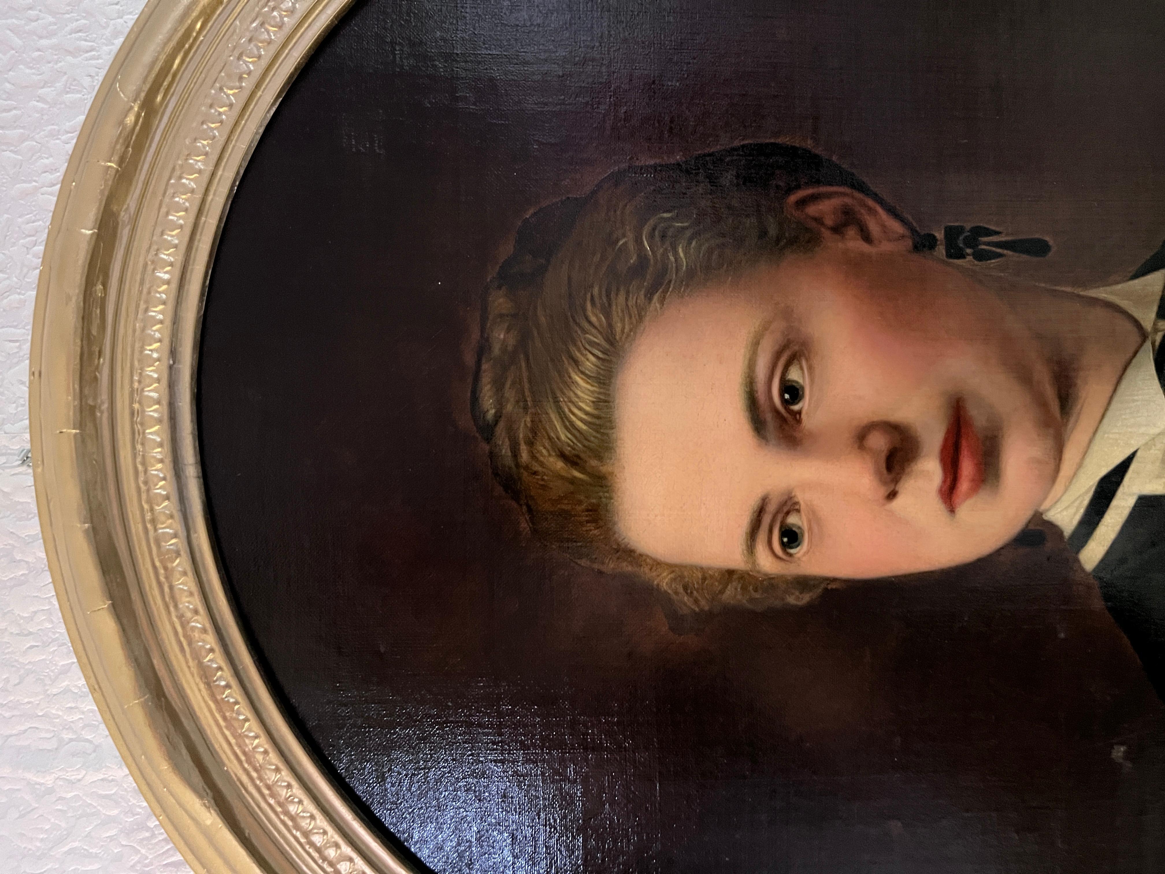 In vendita c'è un bellissimo pezzo d'antiquariato del 19° secolo.  dipinto originale ad olio su tela raffigurante un ritratto femminile. 

Questo quadro è un classico ritratto di donna, inserito in una cornice ovale. La donna è ritratta con uno