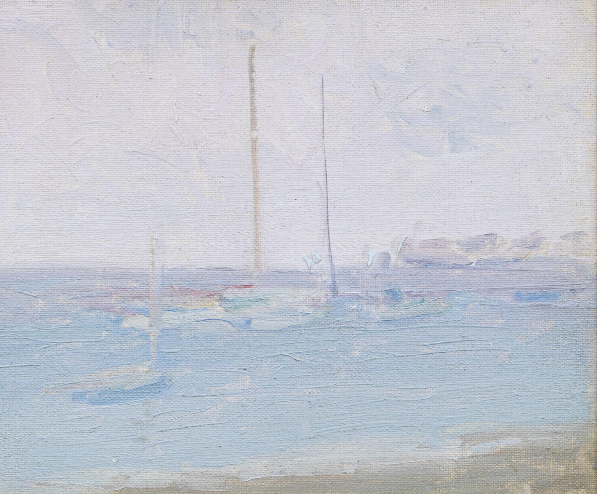 Dieses in zarten Pastelltönen gehaltene Ölgemälde aus dem 20. Jahrhundert zeigt Segelboote, die vor einem blassen, wolkenverhangenen Himmel im stillen Wasser ruhen, eine sanft atmosphärische Hafenszene. In einem lockeren, impressionistischen Stil