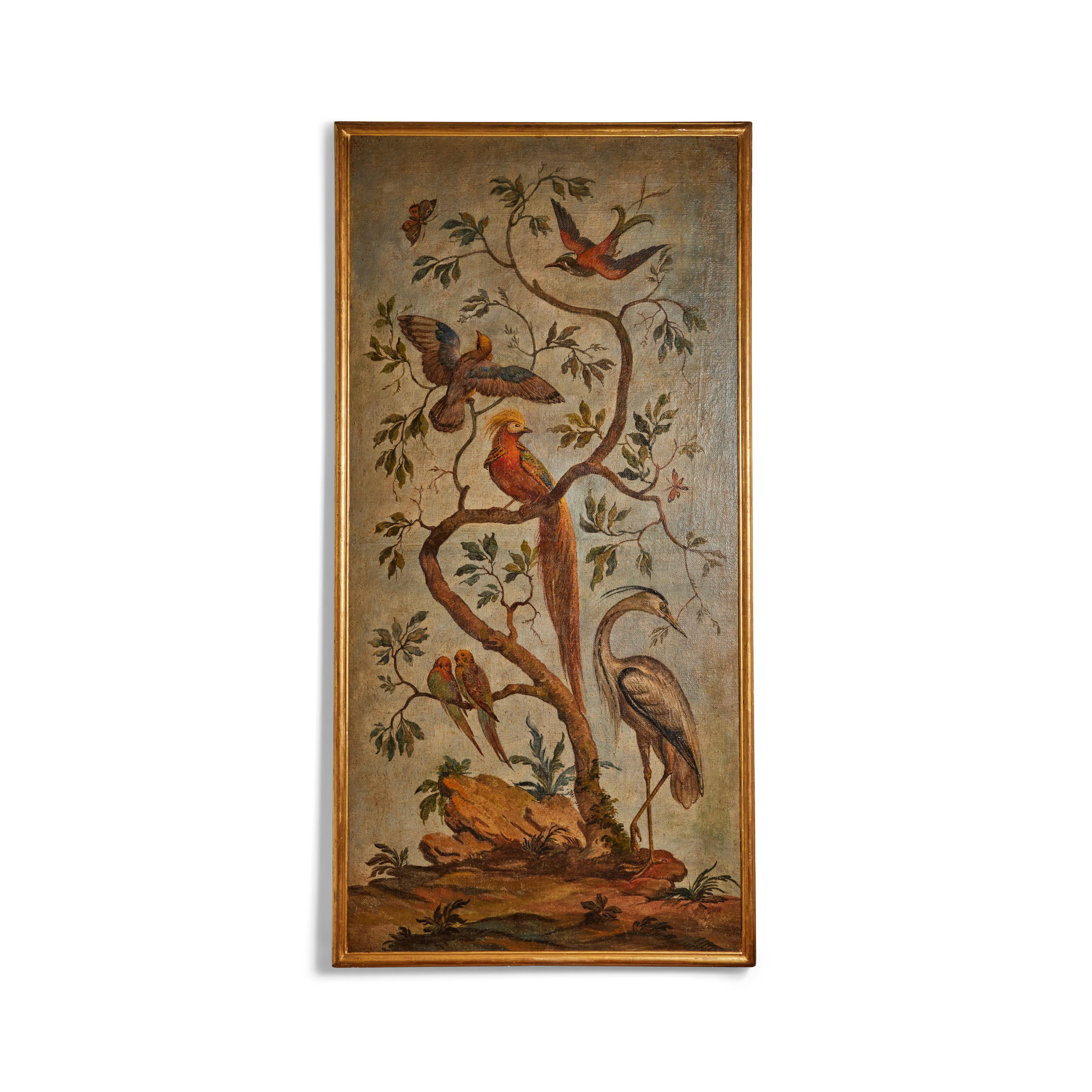 Un'elegante coppia di grandi pannelli a olio su tela del 1780, dipinti a mano e dai colori vivaci, raffiguranti una varietà di uccelli raccolti tra i rami di alberi sinuosi e frondosi. Ognuno di essi è custodito in cornici di legno dorato più