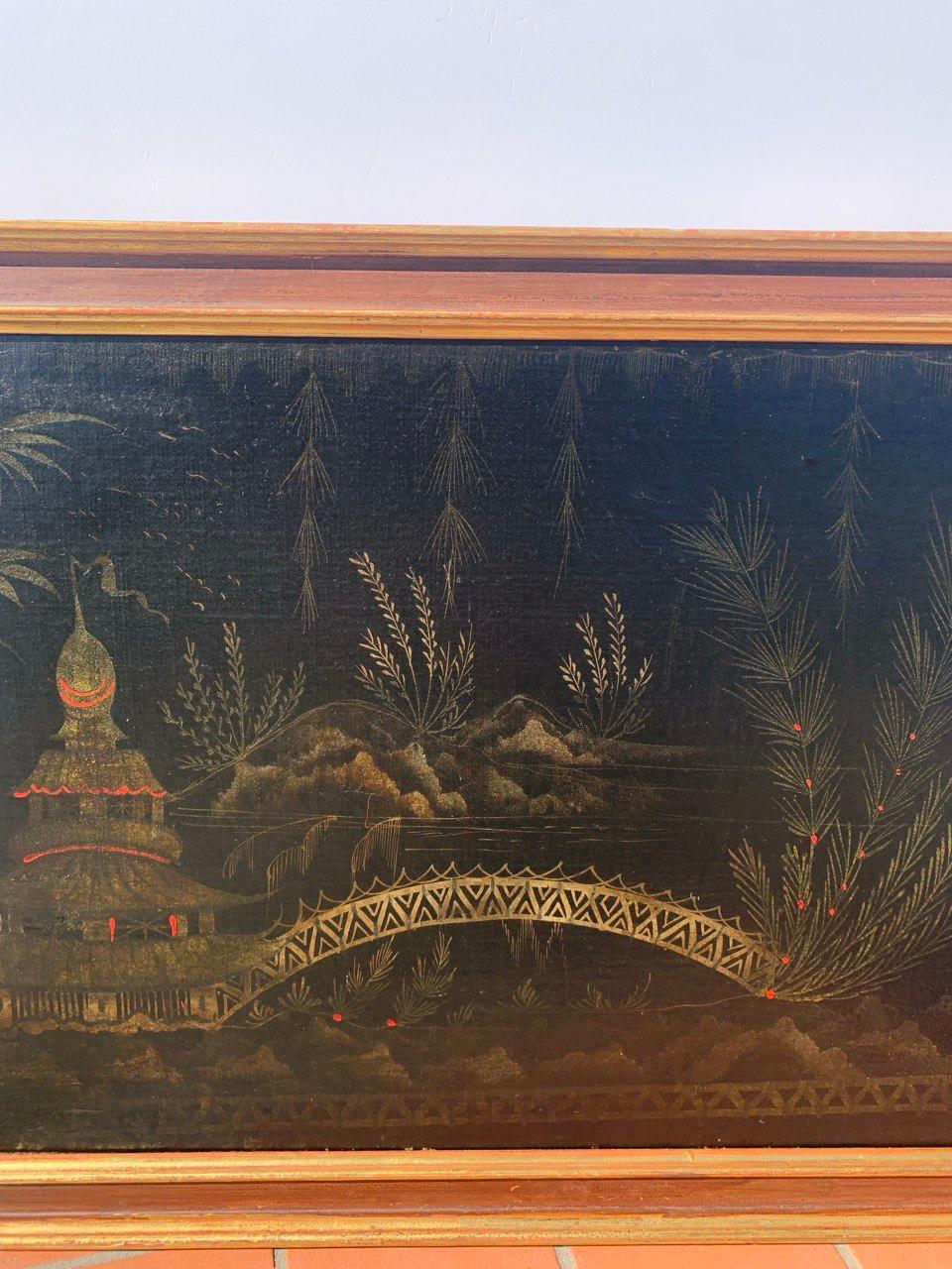 Peintre chinois (XVIIIe siècle) - Scène orientale avec pagode et pont.

46,5 x 73 cm sans cadre, 55,5 x 79,5 cm avec cadre.

Huile sur toile, dans un cadre en bois (non signé).

État des lieux : Toile doublée. La surface peinte est en bon état, avec