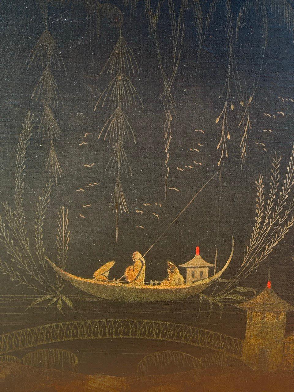 Chinesischer Maler (18. Jahrhundert) - Orientalische Szene mit einem Boot auf einem Fluss.

42,5 x 72,5 cm ungerahmt, 52 x 80 cm gerahmt.

Öl auf Leinwand, in einem Holzrahmen (nicht signiert).

Zustandsbericht: Gefütterte Leinwand. Die lackierte