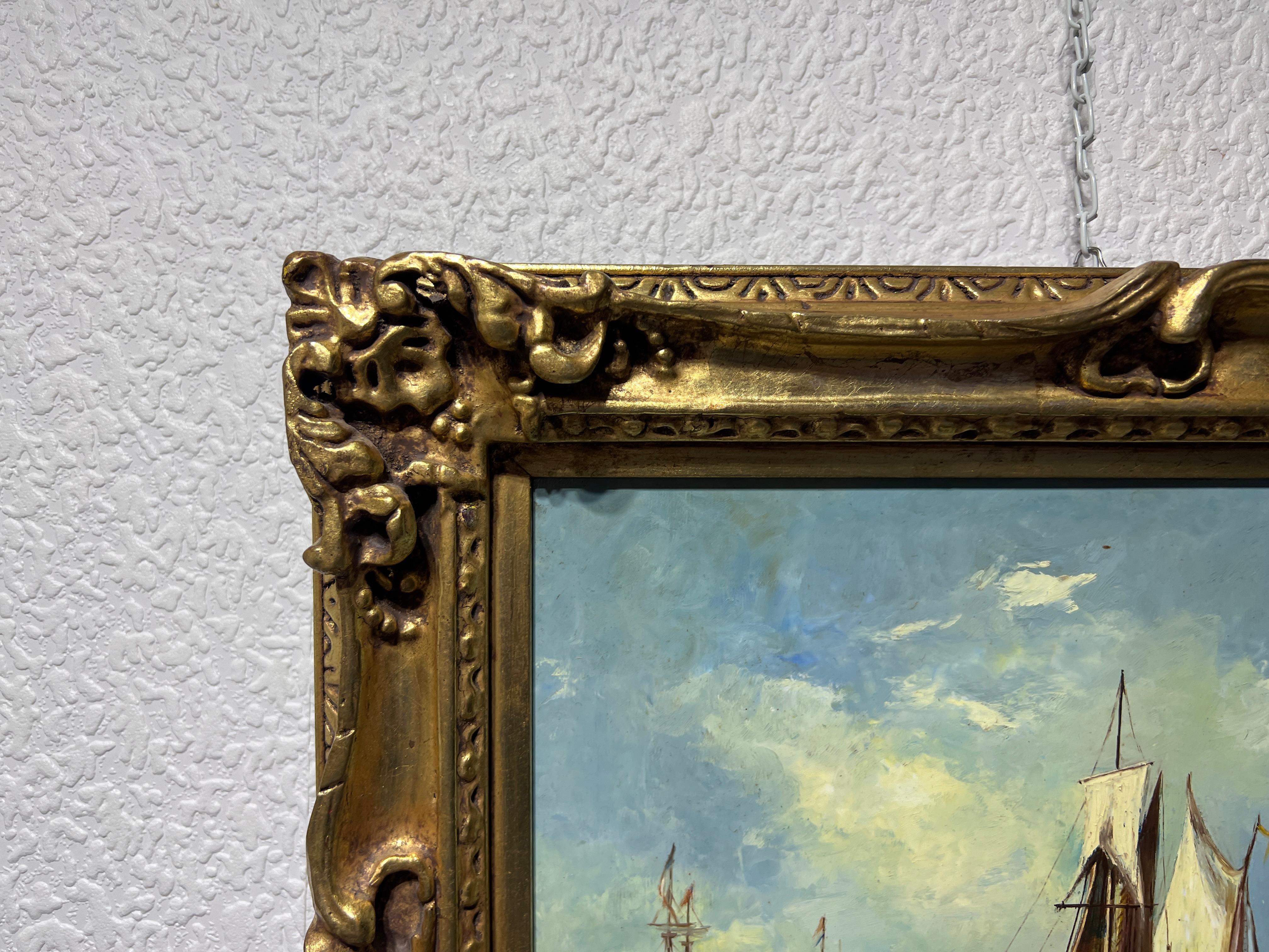 In vendita c'è un fenomenale dipinto a olio su legno originale di scuola olandese.  
Questo quadro è una serena scena marittima che raffigura diversi velieri in un mare calmo sotto un cielo parzialmente nuvoloso. Il fulcro è costituito da un gruppo