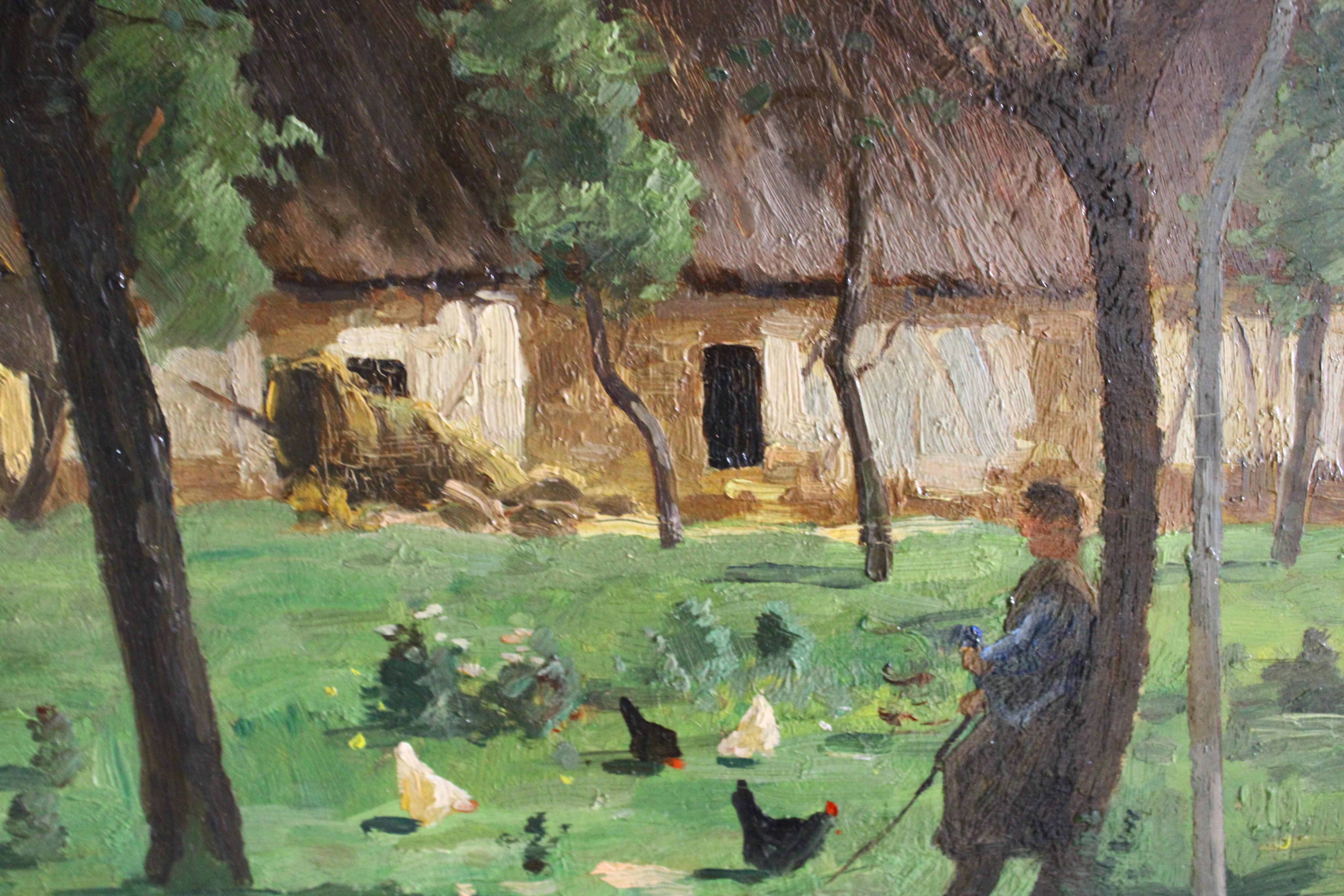 Französisch Landschaft Ölgemälde auf Holz in Vintage-Rahmen.  Dieses charmante post-impressionistische Gemälde zeigt eine Person, die an einem Baum lehnt und einige Hühner vor einem sehr charmanten alten Bauernhaus mit Akelei und Kalkwänden bewacht.
