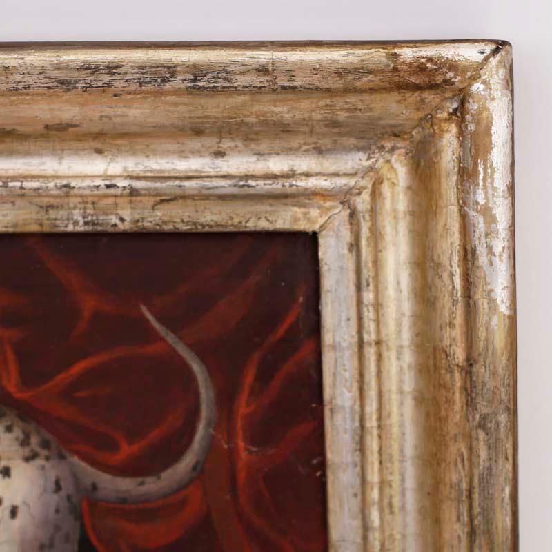 Delizioso dipinto italiano a olio su tavola raffigurante due immagini separate di cani, realizzato su gesso all'inizio del XX secolo. Eseguito in stile rinascimentale con descrizioni in latino. Presentato in una cornice in gesso e foglia d'argento