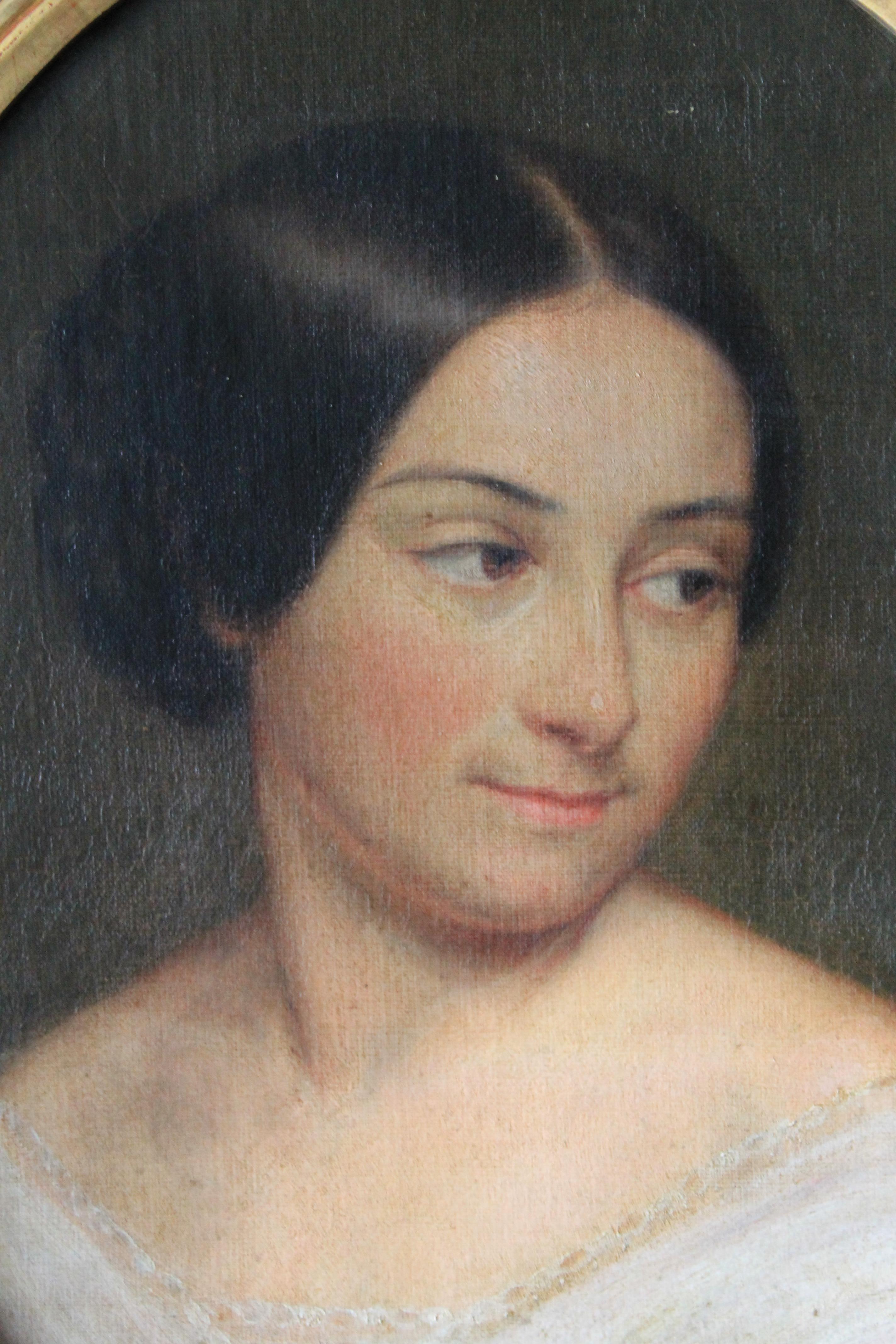 Portrait de femme à l'huile dans un cadre doré datant des années 1800.  Il s'agit d'une belle peinture à l'huile ancienne sur toile, apaisante, gracieuse et atmosphérique, présentée dans un cadre doré et moelleux.  Une femme en robe de soirée