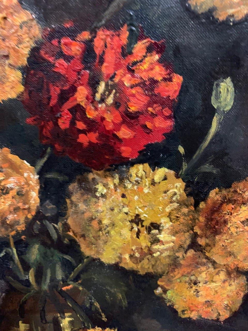 Se vende un precioso cuadro antiguo al óleo sobre lienzo que representa un ramo de peonías y ásteres en una jarra dorada y una figurita decorativa.

Firmado en la esquina inferior izquierda. 

Presentado en un bonito marco de madera. El cuadro tiene