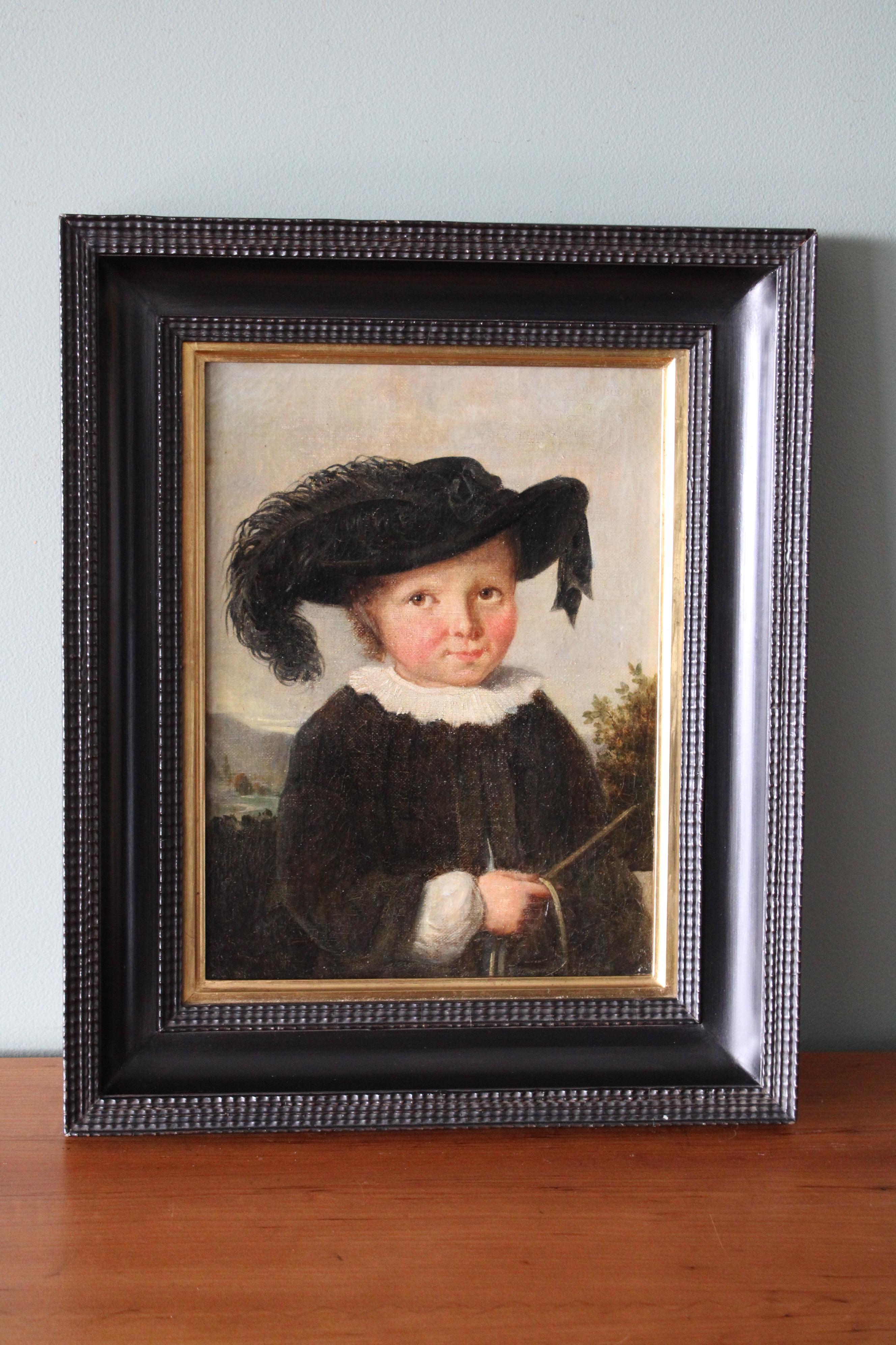 Portrait antique à l'huile du début des années 1800 d'un enfant coiffé d'un chapeau de plumes noires sur une toile tendue, encadré, non signé. Cette peinture à l'huile d'un enfant est vraiment exceptionnelle, elle me rappelle le tableau de Camille