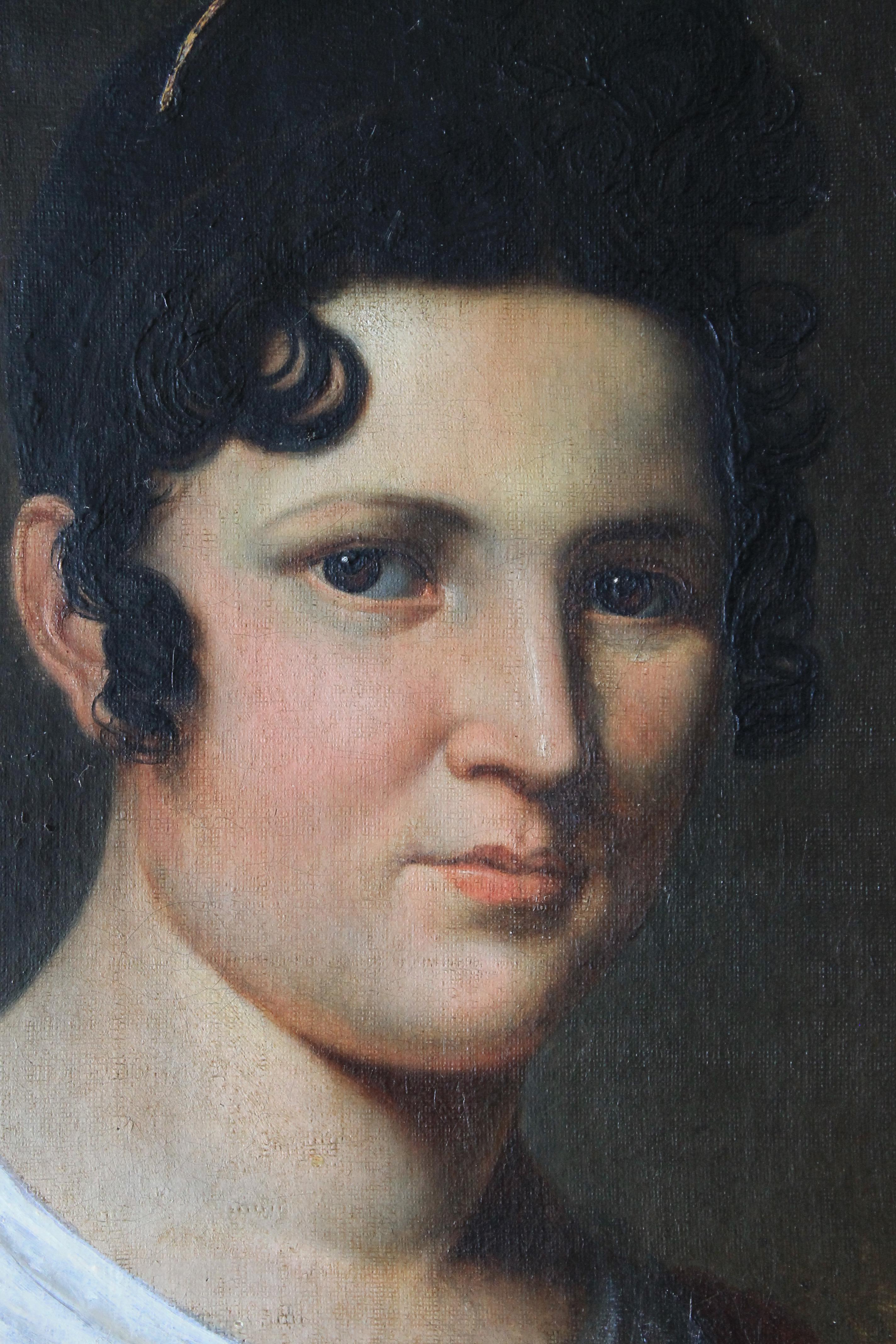 Portrait ancien d'une femme du début des années 1800, non signé dans un cadre doré orné d'époque.  Il s'agit d'une peinture à l'huile atmosphérique dont les couleurs sombres sont mises en valeur par une robe ou un chemisier blanc.  Une femme aux