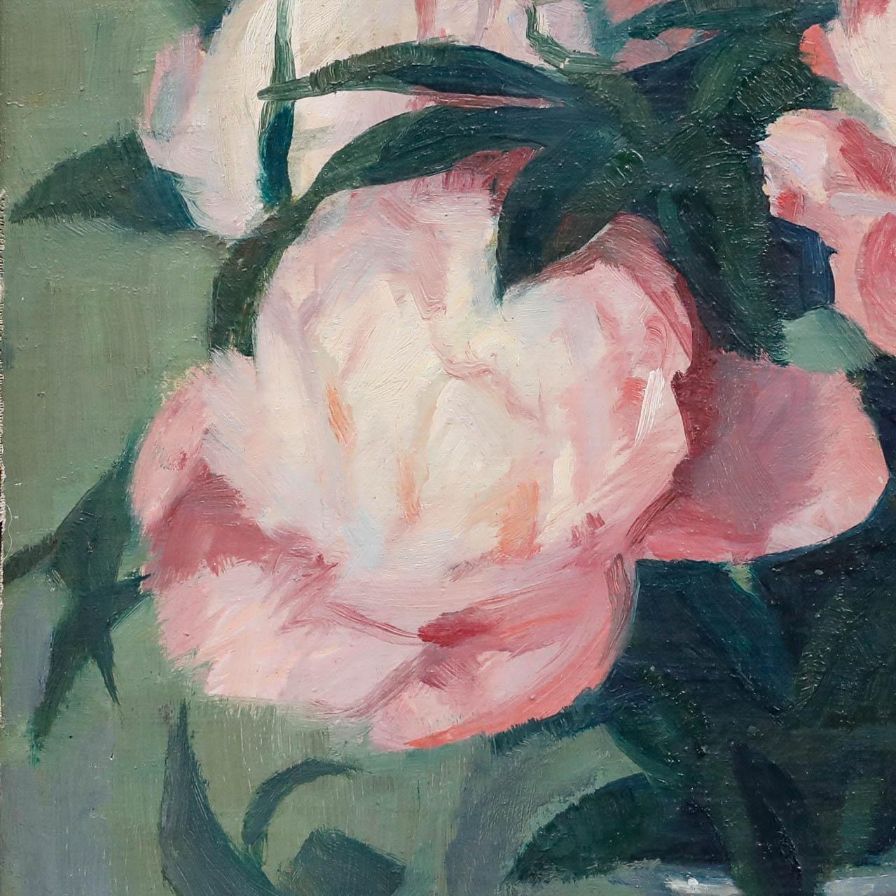 Cette élégante nature morte présente une délicate composition de pivoines rose tendre dans un vase blanc, accompagnée d'un gros coquillage et de baies éparses. La palette de couleurs sourdes et les doux coups de pinceau créent une atmosphère rêveuse