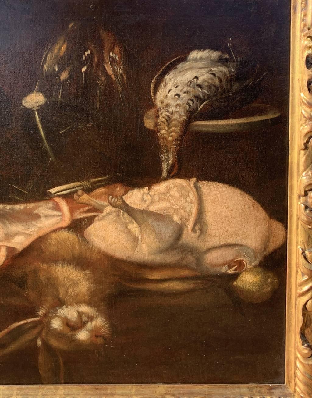 Italian painter (17th-18th century) - Still life with meat, turkey and game.

70 x 88 cm without frame, 89 x 107 cm with frame.

Antique oil painting on canvas, in a carved, gilded and lacquered faux marble wooden frame.

Condition report: Lined