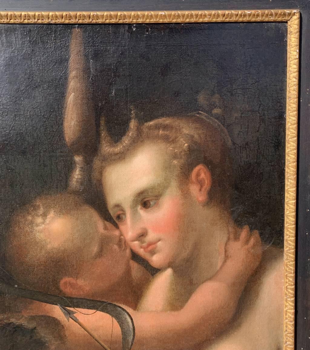 Venetian master (17th century) - Venus and Cupid.

68.5 x 51 cm without frame, 87.5 x 71 cm with frame.

Antique oil painting on canvas, in a carved and gilded wooden frame.

Condition report: Lined canvas. Good state of conservation of the