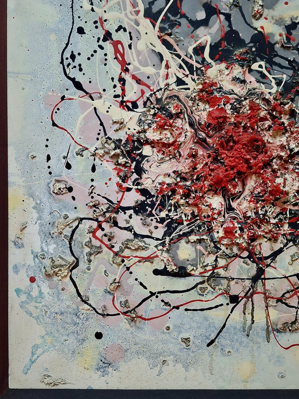 Quelqu'un avait mis Coltrane sur la chaîne hi-fi pendant qu'il canalisait Jackson Pollock. Il y a une gauloise sombre, une habitude prise pendant les années d'études à Paris, avec de la fumée qui s'échappe du support chromé, le peintre ne prenant