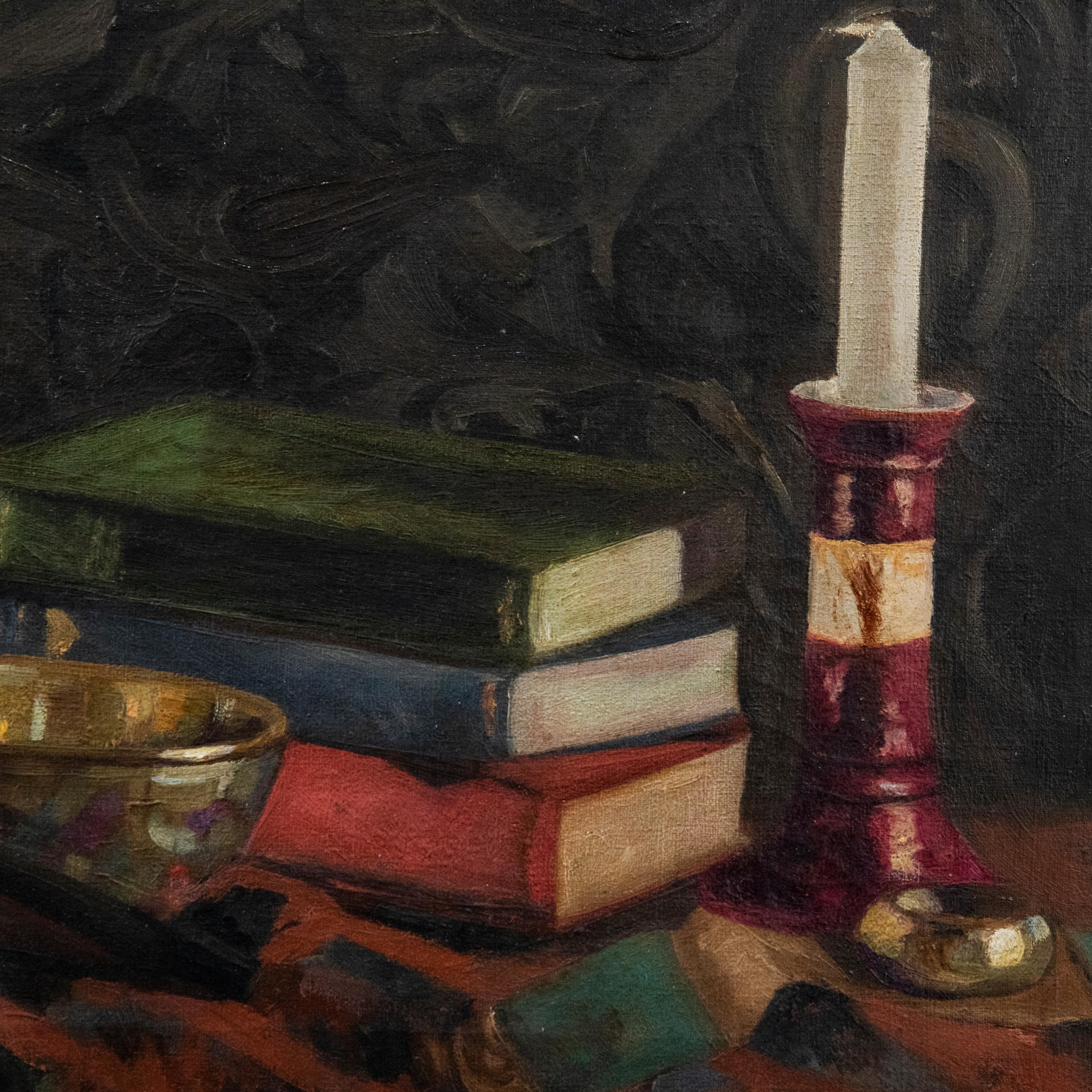 Una bellissima natura morta in stile Bloomsbury School, che raffigura tre libri impilati, pipe da tabacco, candelabri e piatti decorativi, su uno sfondo stratificato di pannelli intagliati, motivi floreali e ricchi tessuti. La composizione ha