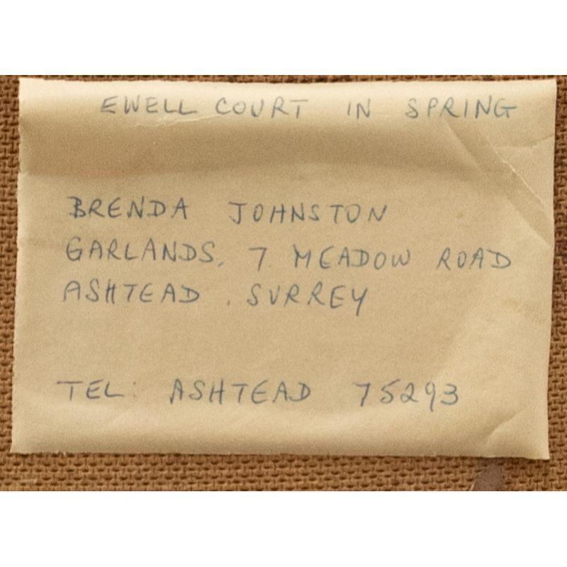 Dieses saisonale Landschaftsgemälde zeigt Ewell Court im Frühling. Präsentiert in einem cremefarbenen und vergoldeten Rahmen. Signiert und datiert (1973) unten rechts. An Bord. Bildgröße: 42,5 x 42 cm.