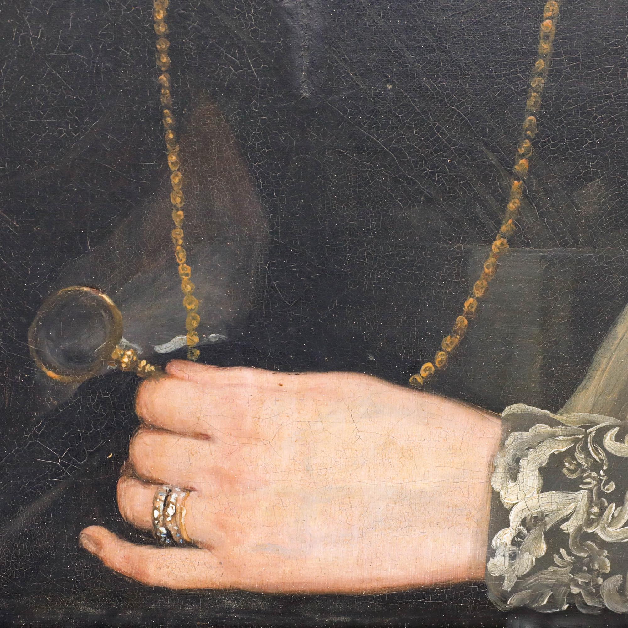 Ce portrait formel représente une femme élégante vêtue d'une robe noire sophistiquée et d'un bonnet en dentelle blanche. Elle tient délicatement un petit verre entre ses doigts. Bien présenté dans un cadre à effet doré. Non signée. Sur toile sur