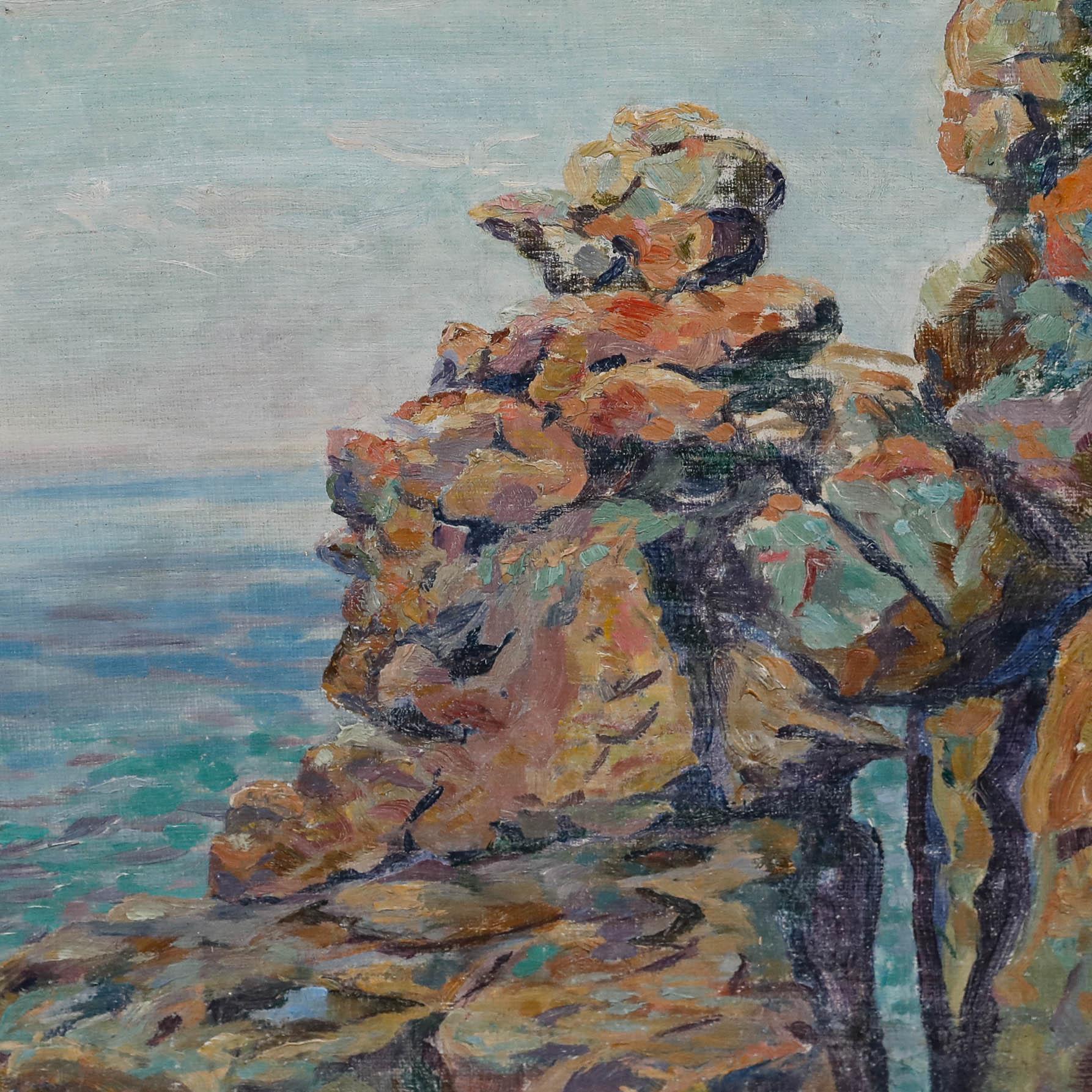 Ein impressionistischer Flickenteppich aus Blau-, Ocker-, Violett- und Grüntönen bildet eine felsige Küstenlinie in dieser charmanten Seelandschaft. Ein einsames Boot fährt über das scheinbar grenzenlose Meer hinaus. Nicht signiert. Auf Leinwand auf