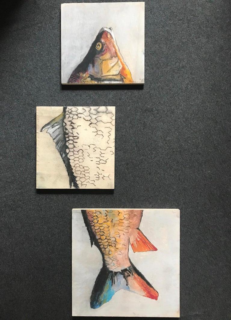 Carpe Diem Fischmalerei. Zeitgenössisches Triptychon aus Gesso-Malerei auf drei rohen Holzplatten in blassem Rot, Gelb, Weiß und Ocker auf blassem marineblauem Grund, Italien, 2019.
Abmessungen: 3 Stück Zusammensetzung 36