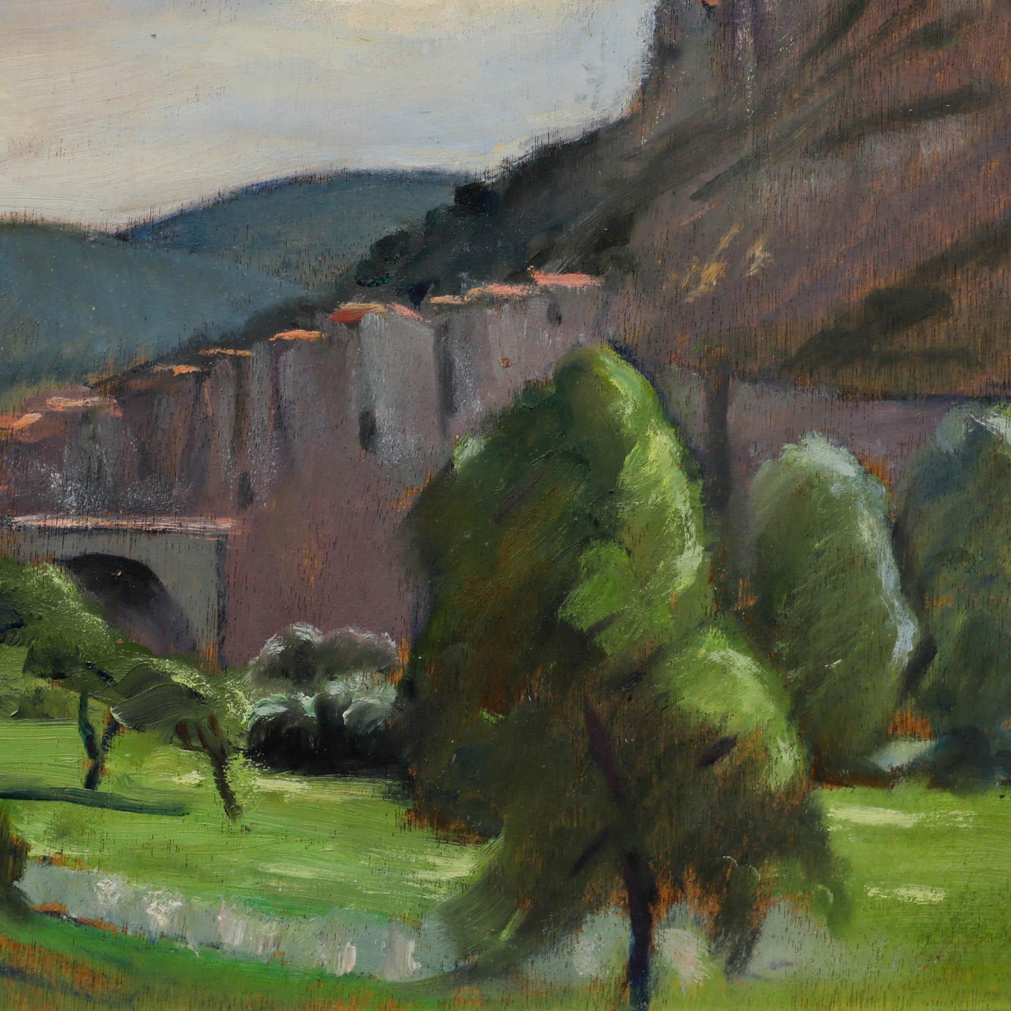 Cecil Hertz-Eyrolles (1875-1974), Öl auf Tafel. Tallandschaft mit grünen Bäumen im Vordergrund, die eine große felsige Bergwand sanft abschirmen. Nicht signiert. Präsentiert in einem hübschen Rahmen mit Silbereffekt. Studio-Stempel verso. 