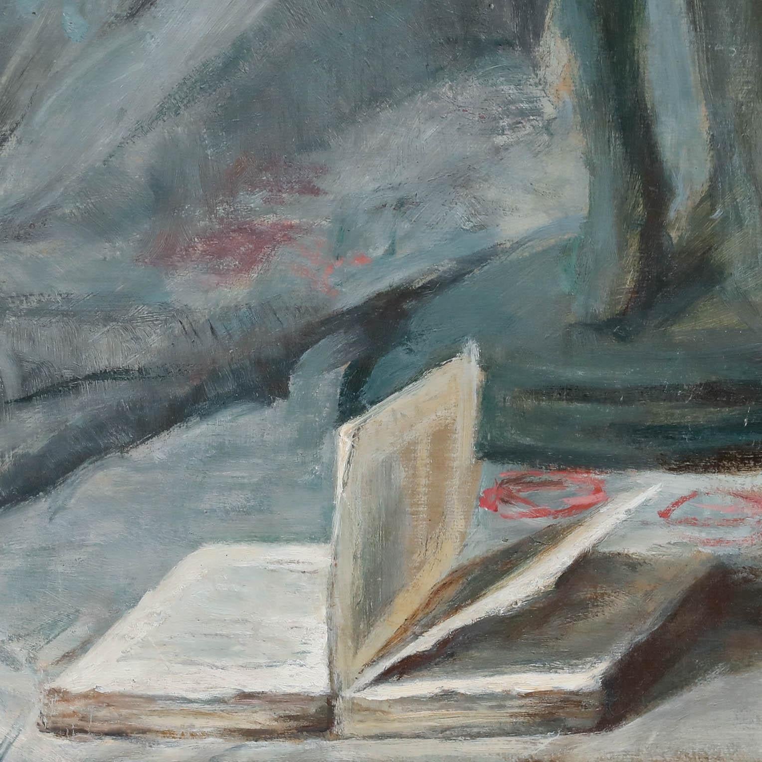 Une déclaration scène de nature morte du Studio de Cecil Hertz-Eyrolles (1875-1974). Un tissu bleu à motif floral rose se drape élégamment derrière une grande statuette en bronze de Narcisse et un délicat bouquet d'œillets. La composition a été