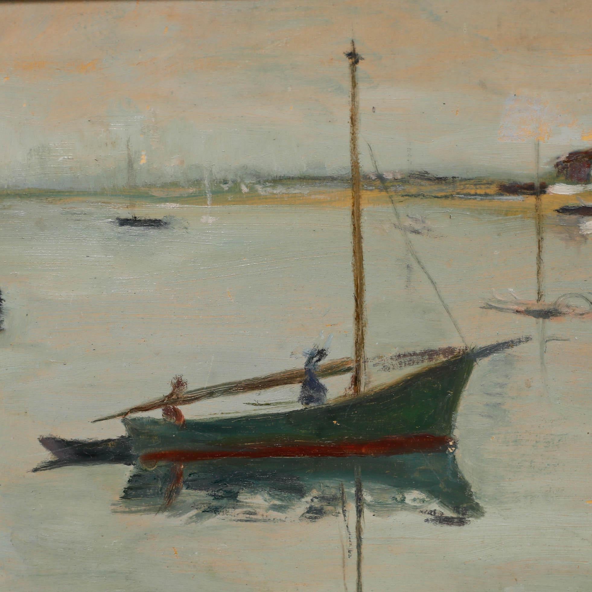Un'incantevole scena di estuario di Cecil Hertz-Eyrolles (1875-1974) che raffigura una barca a vela verde sull'acqua, circondata da imbarcazioni di dimensioni simili. L'olio è stato splendidamente presentato in una cornice dorata con alloro e