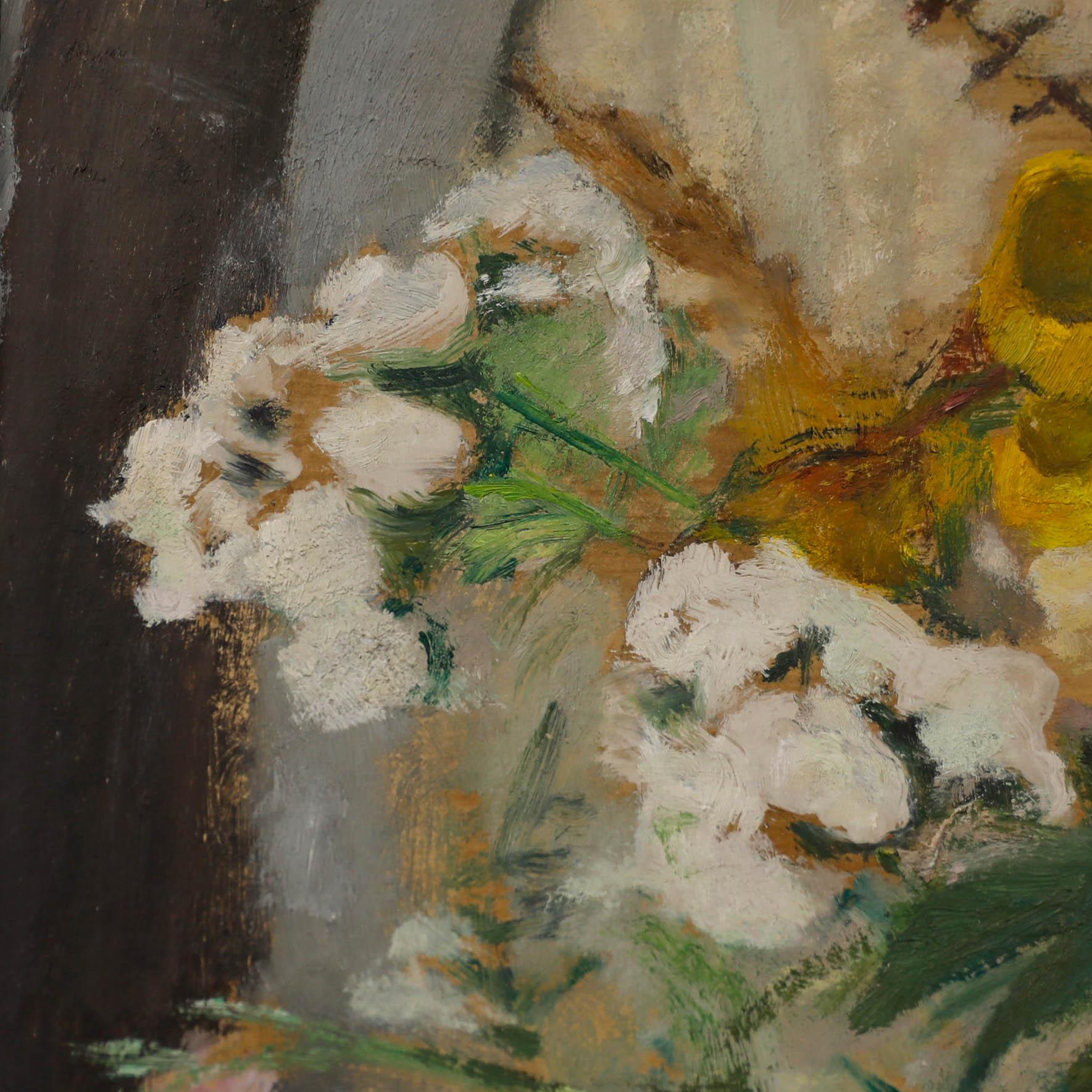 Una pieza de gran tamaño y expresividad que representa flores silvestres dispuestas en un jarrón poco profundo sobre tela doblada. Firmado en la parte inferior derecha. Presentado en un marco de gesso envejecido. Sello del Studio en el verso del