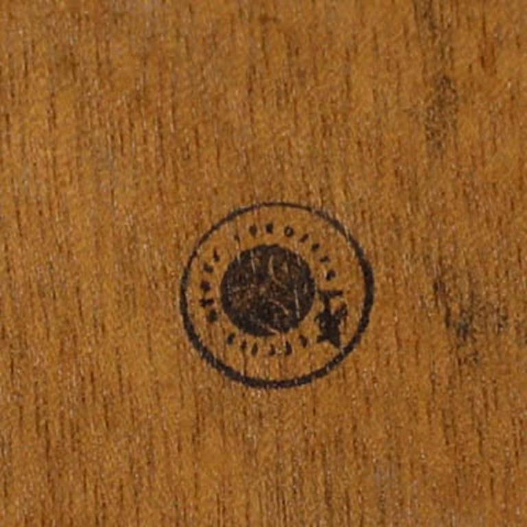 Eine charmante Studie, die eine große Wiese und ein Sommerhaus an einem frischen Wintertag zeigt. Signiert unten rechts. Studio-Stempel verso. An Bord.