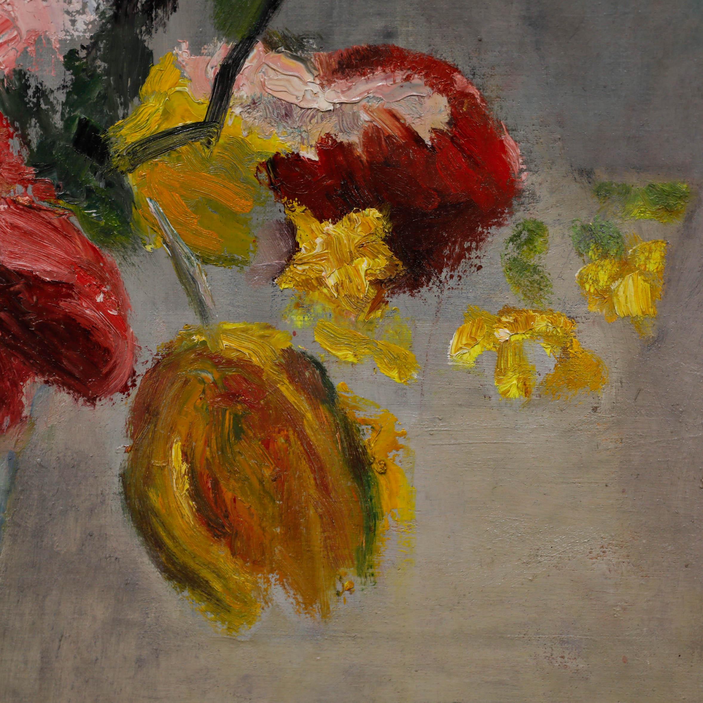 Ein ausdrucksstarkes Stillleben mit rosa und gelben Blumen in einer skulpturalen, gerippten Vase. Rechts unten signiert und verso mit dem Atelierstempel des Künstlers versehen. Auf Leinwand auf Keilrahmen.