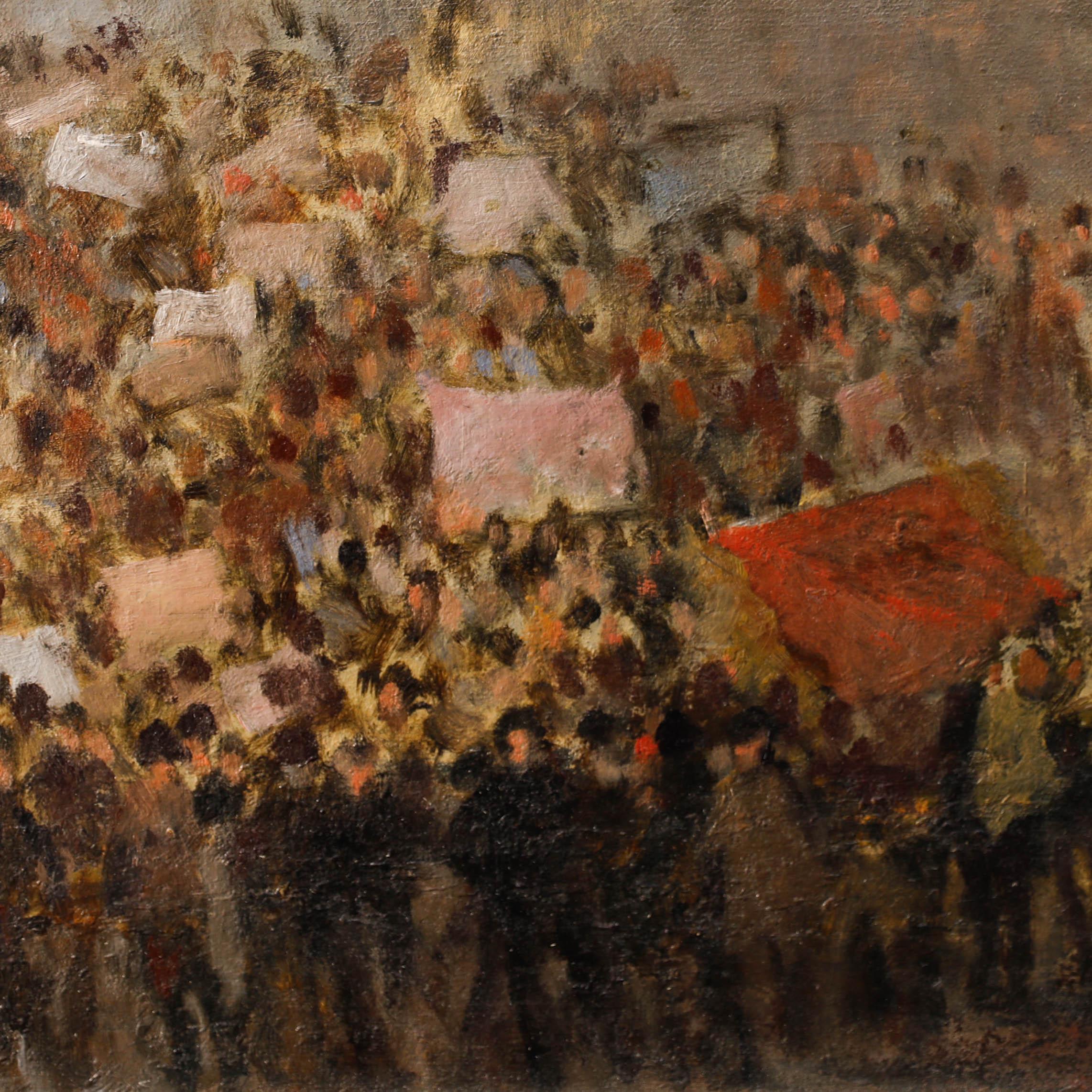 Questo dipinto evocativo cattura l'energia e il caos di una grande folla che si riunisce, con un mare di figure indistinte che si fondono in una massa vorticosa di colori tenui. Dalla folla emergono cartelli e striscioni che alludono a una protesta