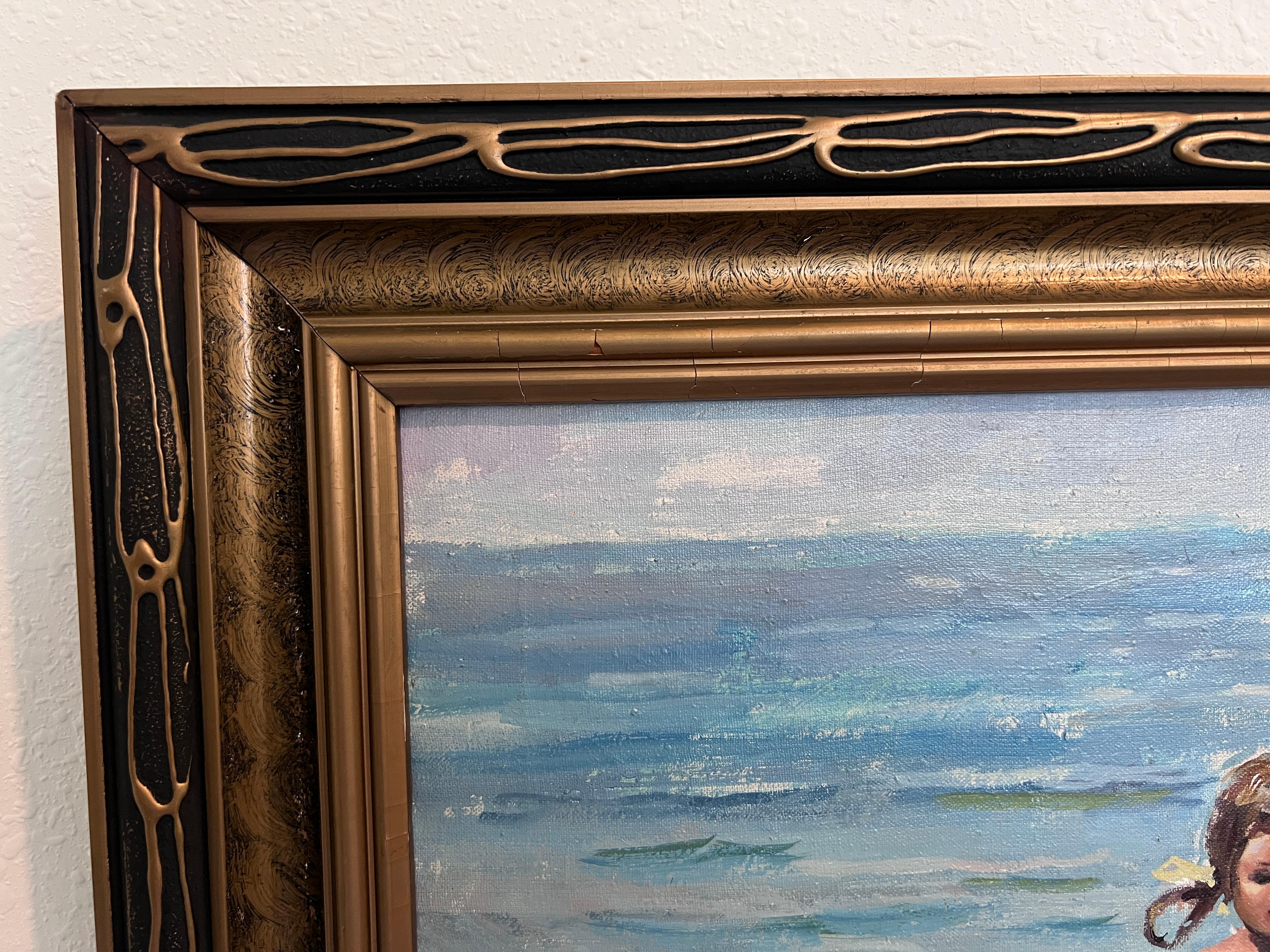 In vendita c'è questo delizioso dipinto a olio su tela originale d'epoca, che cattura un momento idilliaco di gioco infantile in riva al mare. Due bambini, un ragazzo e una ragazza, vengono mostrati mentre si divertono in un mare poco profondo, con