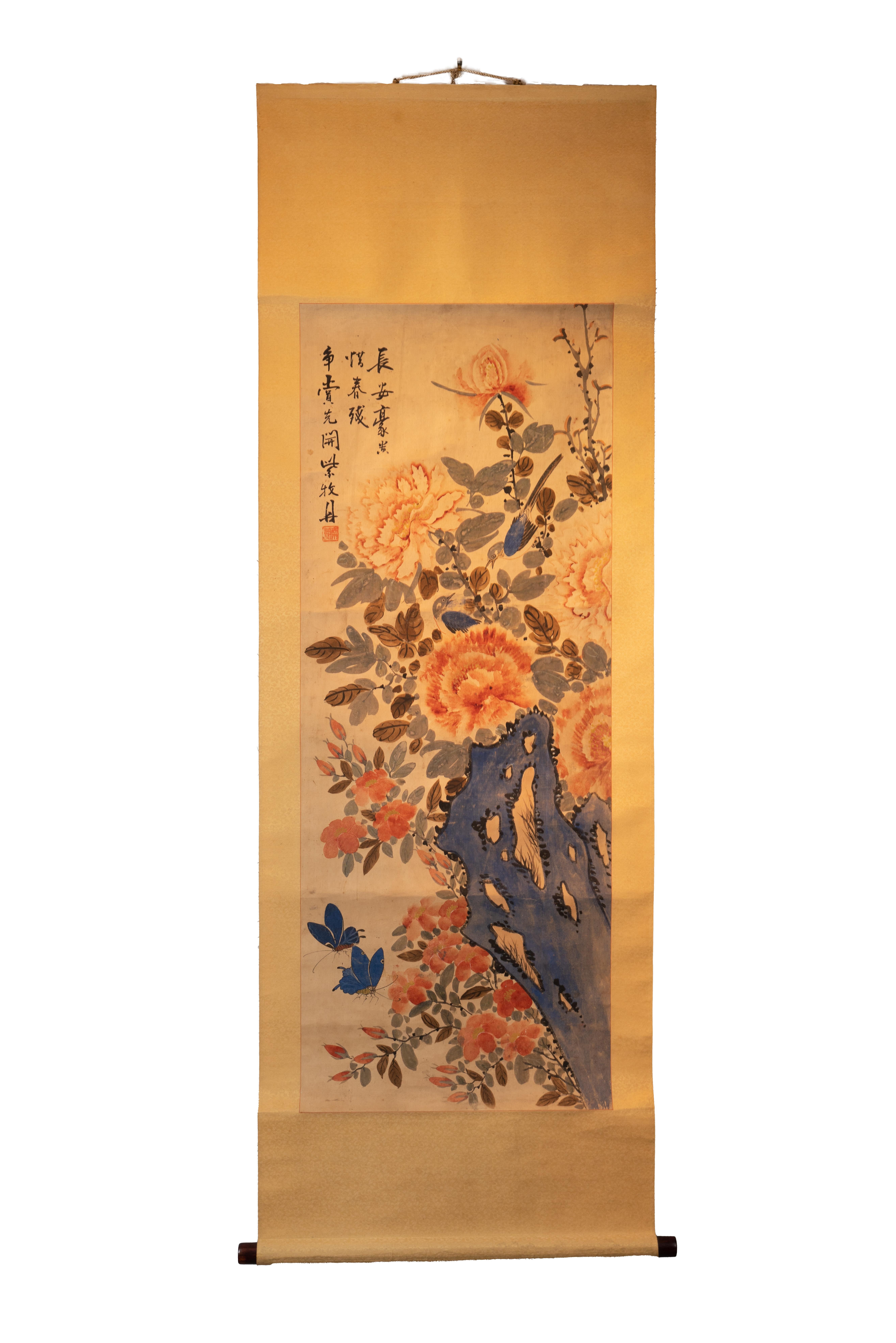 Ce rouleau chinois ancien signé de 23" x 21" présente un motif de fleurs roses épanouies à côté de deux papillons bleus. La calligraphie est inscrite dans le coin supérieur gauche. 