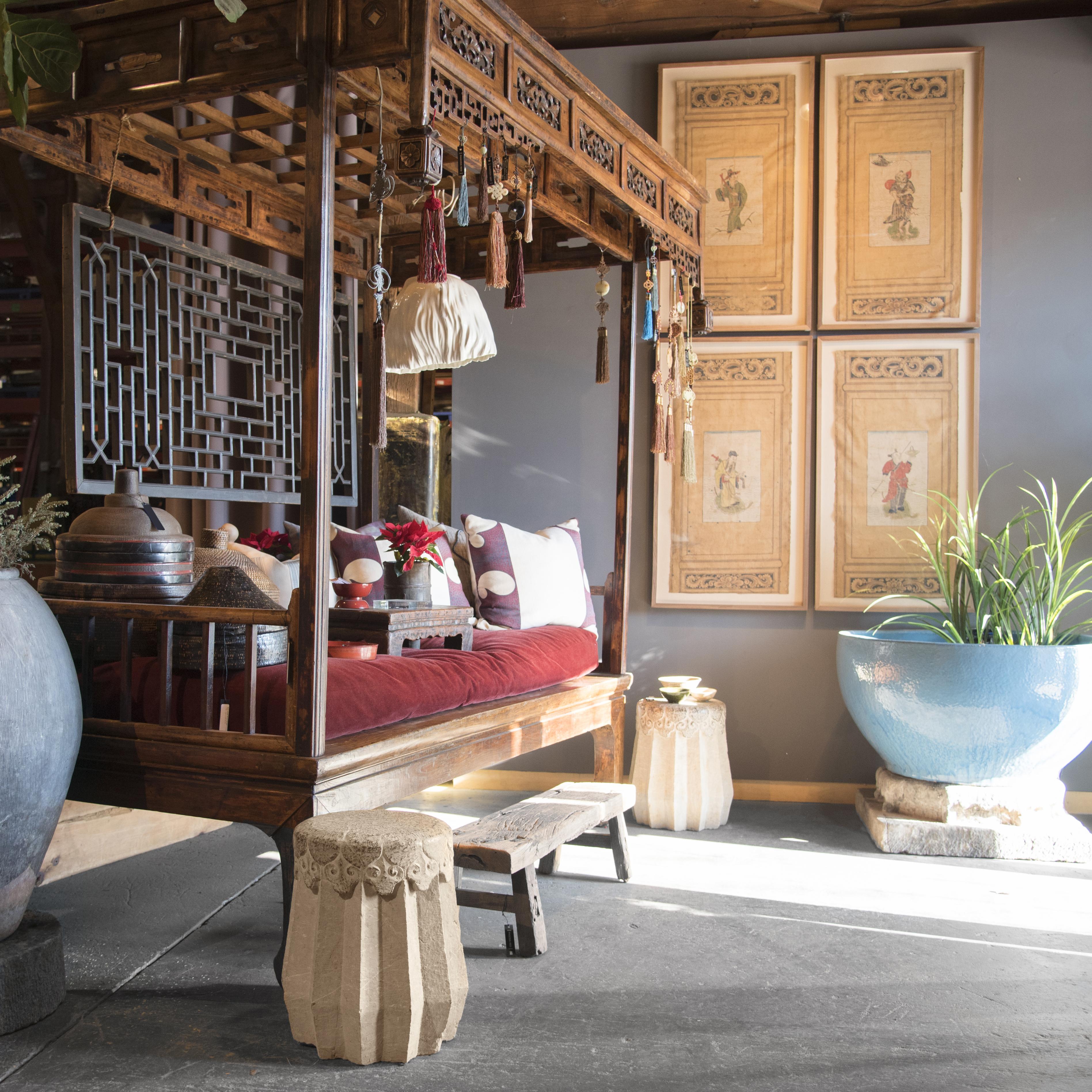 Depuis le XIIe siècle, les Chinois utilisent des paravents et des portes pliantes pour cloisonner et décorer leurs maisons. Les scènes vivantes qui s'affichent à l'arrière des paravents ajoutent de la vie et de la couleur à une pièce. Cette peinture