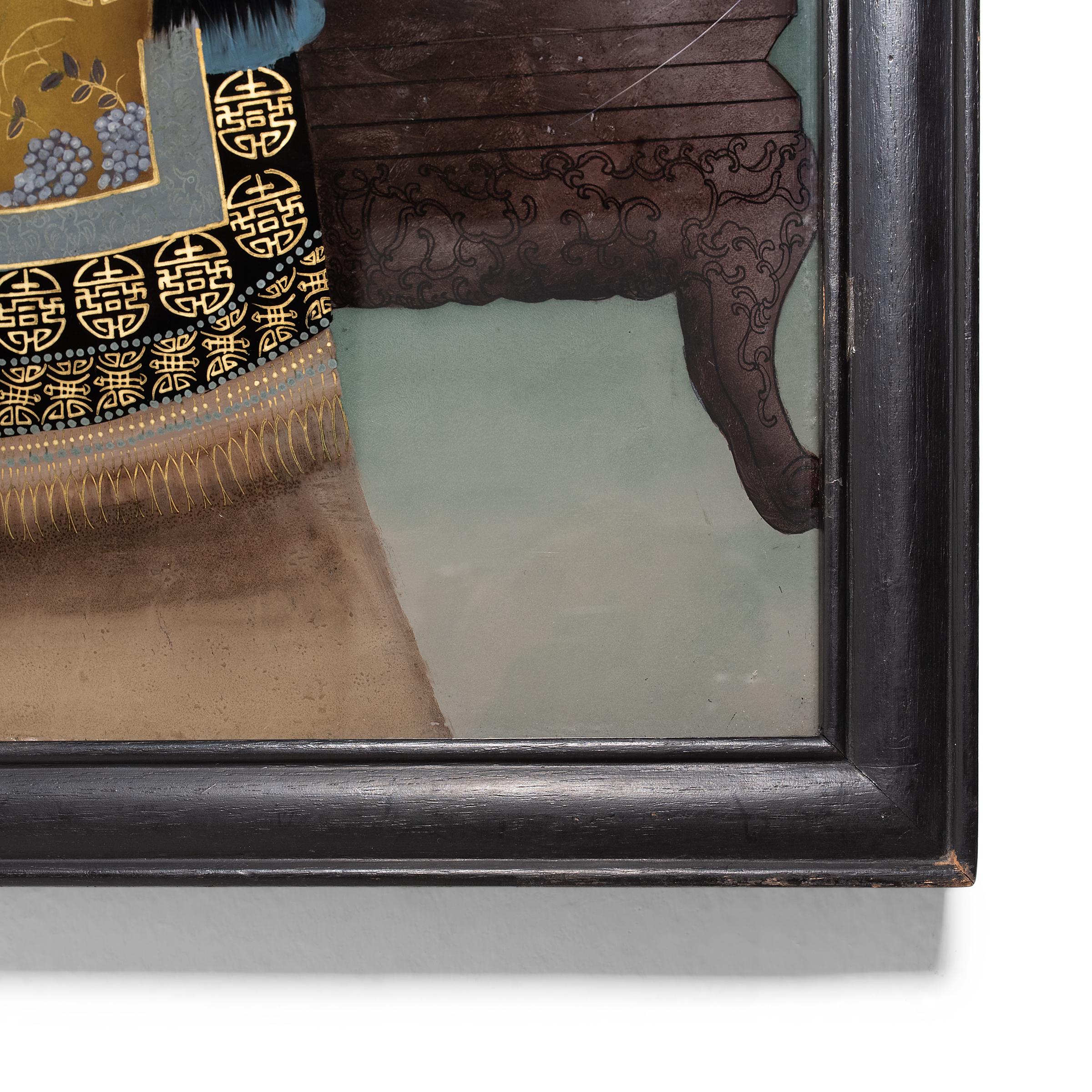 Peint avec des détails complexes et des couleurs vives, ce portrait d'une femme noble assise est un exemple exquis de peinture chinoise sur verre inversé. Popularisée pendant la dynastie Qing, la peinture sur verre inversé exige que l'artiste