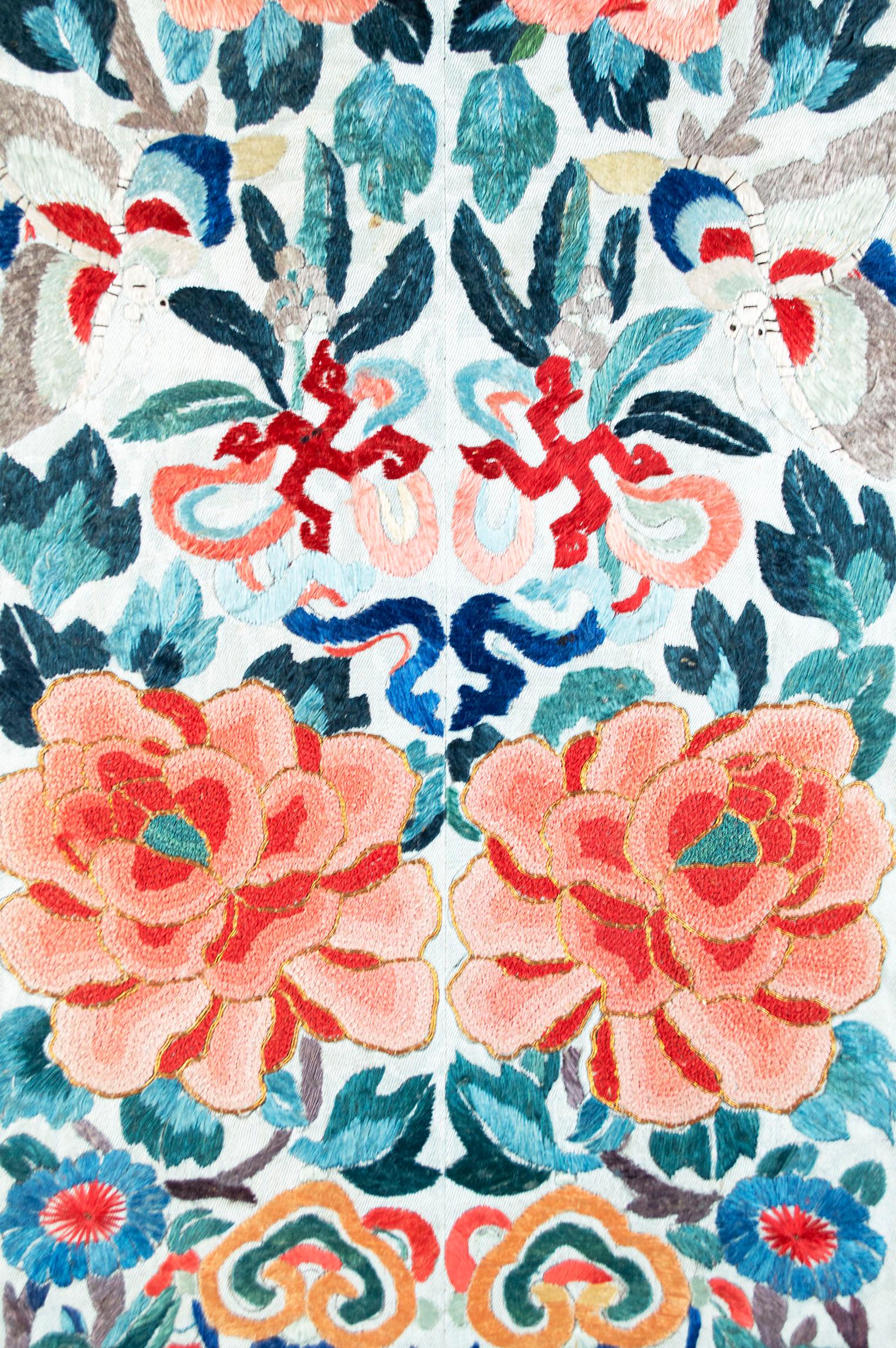 „Chinesisches Seidentextil, „Blumenstickerei“ aus dem 19. Jahrhundert – Painting von Unknown