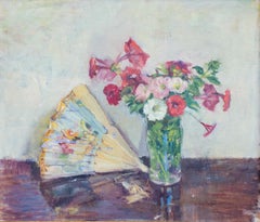 Klassisches Stillleben mit Fächern und Blumen