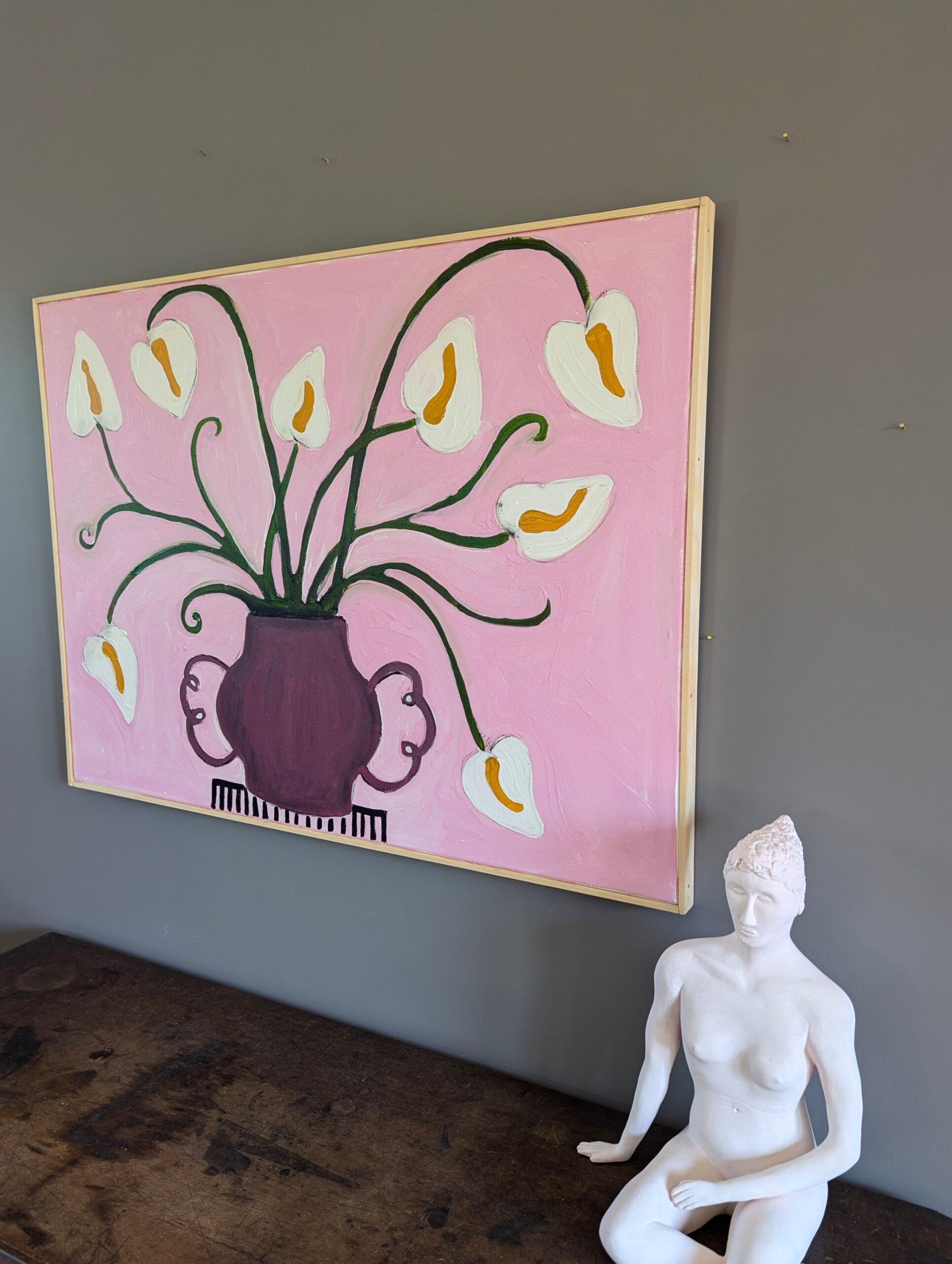 LILIES EN ROSA
Acrílico sobre lienzo 
Tamaño: 61 x 82,5 cm (incluido el marco)

Una gran pintura floral sobre lienzo, vibrante y juguetona, ejecutada en estilo modernista.

El cuadro presenta un jarrón morado con calas blancas, todo ello sobre un