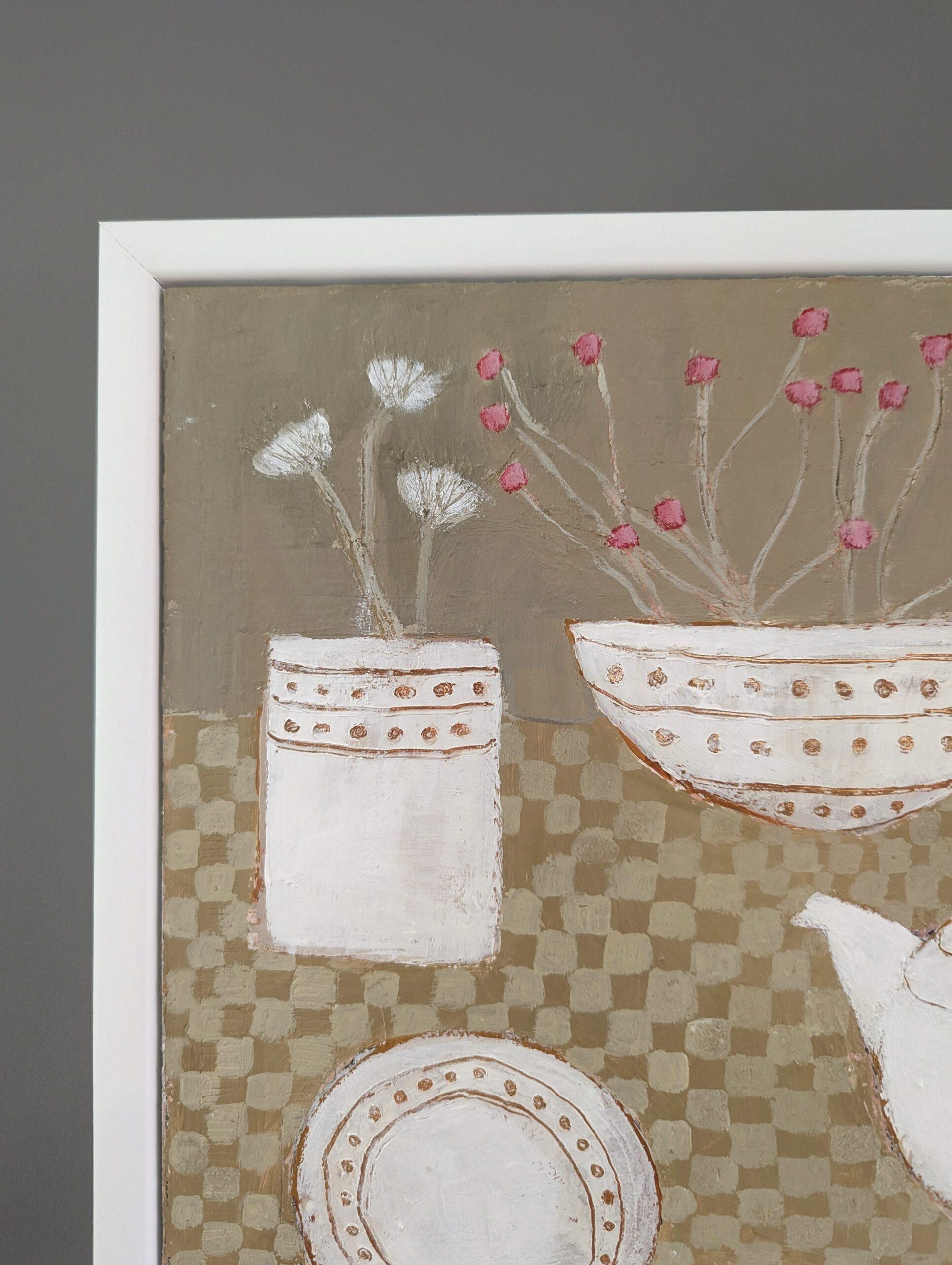 TEE-SET
Größe: 33,5 x 33,5 cm (einschließlich Rahmen)
Öl auf Leinwand

Ein elegantes und sanftes zeitgenössisches Stillleben, gemalt in einem naiven Stil, ausgeführt in Öl auf Karton.

Die Komposition zeigt ein Teeservice, bestehend aus einer