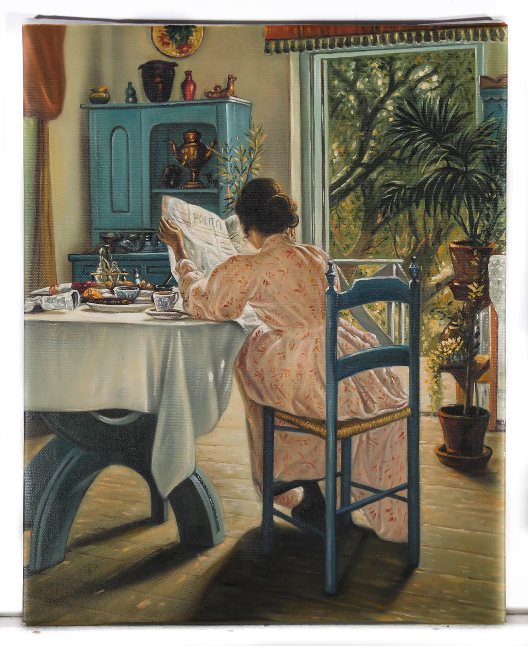Une huile contemporaine bien peinte représentant une dame en rose, assise à la table du petit-déjeuner. La personne assise semble tranquille, lisant son journal, les portes de la terrasse étant ouvertes et la lumière naturelle entrant à flots. Non