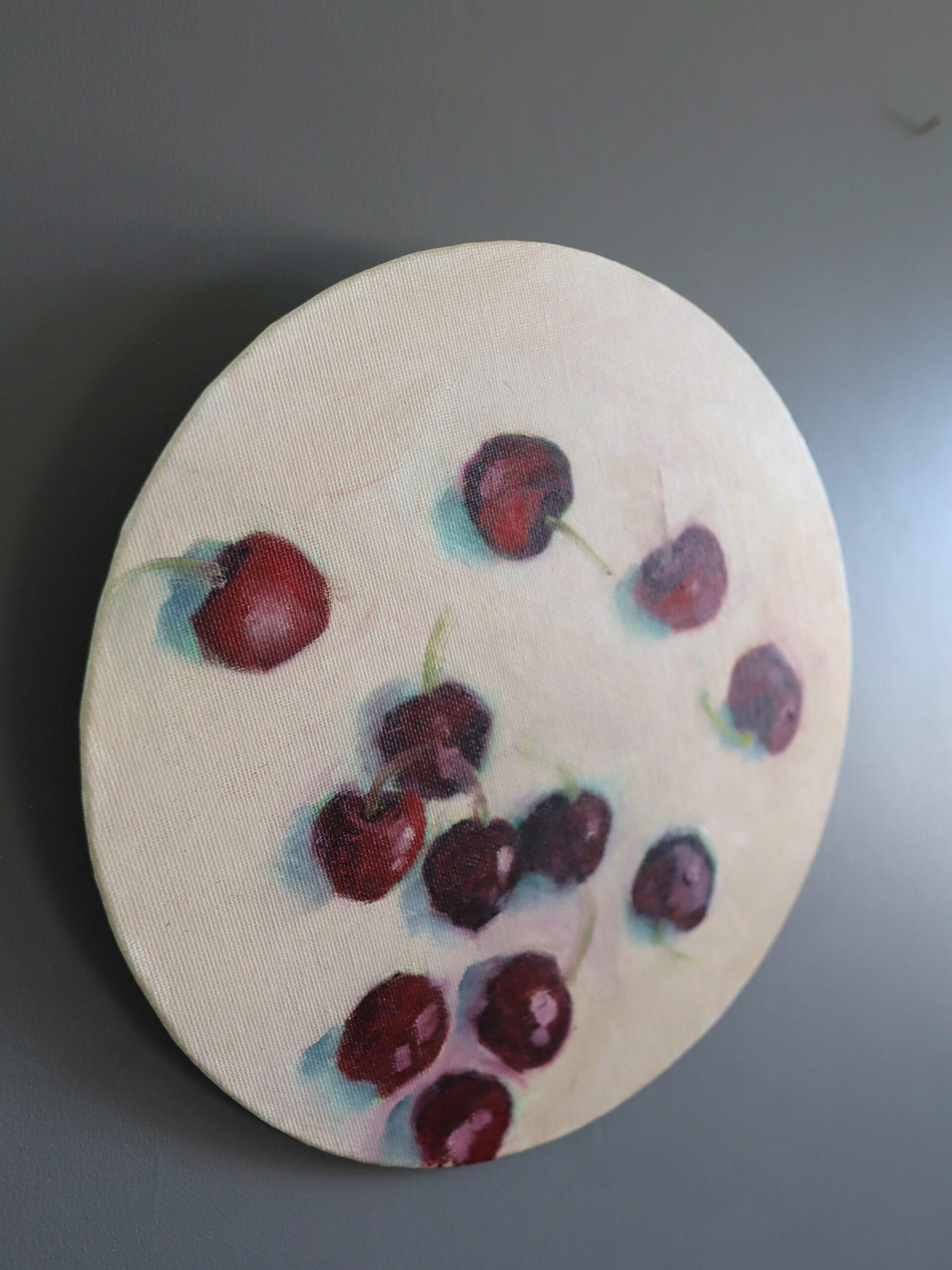 CHERRIES
Taille : 20 x 20 cm
Huile sur toile

Il s'agit d'une peinture à l'huile ronde sur toile représentant un arrangement dispersé de cerises d'un rouge profond. Les cerises sont représentées avec une touche réaliste et picturale, capturant leurs