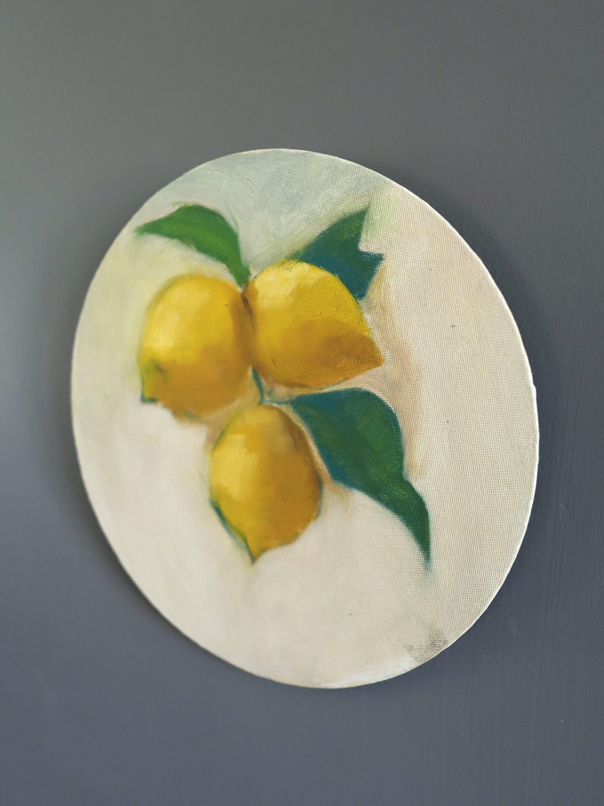 LEMONS
Taille : 20 x 20 cm
Huile sur toile

Une peinture à l'huile contemporaine sur un panneau de toile rond représentant trois citrons jaunes regroupés avec des feuilles vertes. Les citrons sont peints dans un style libre et impressionniste, avec
