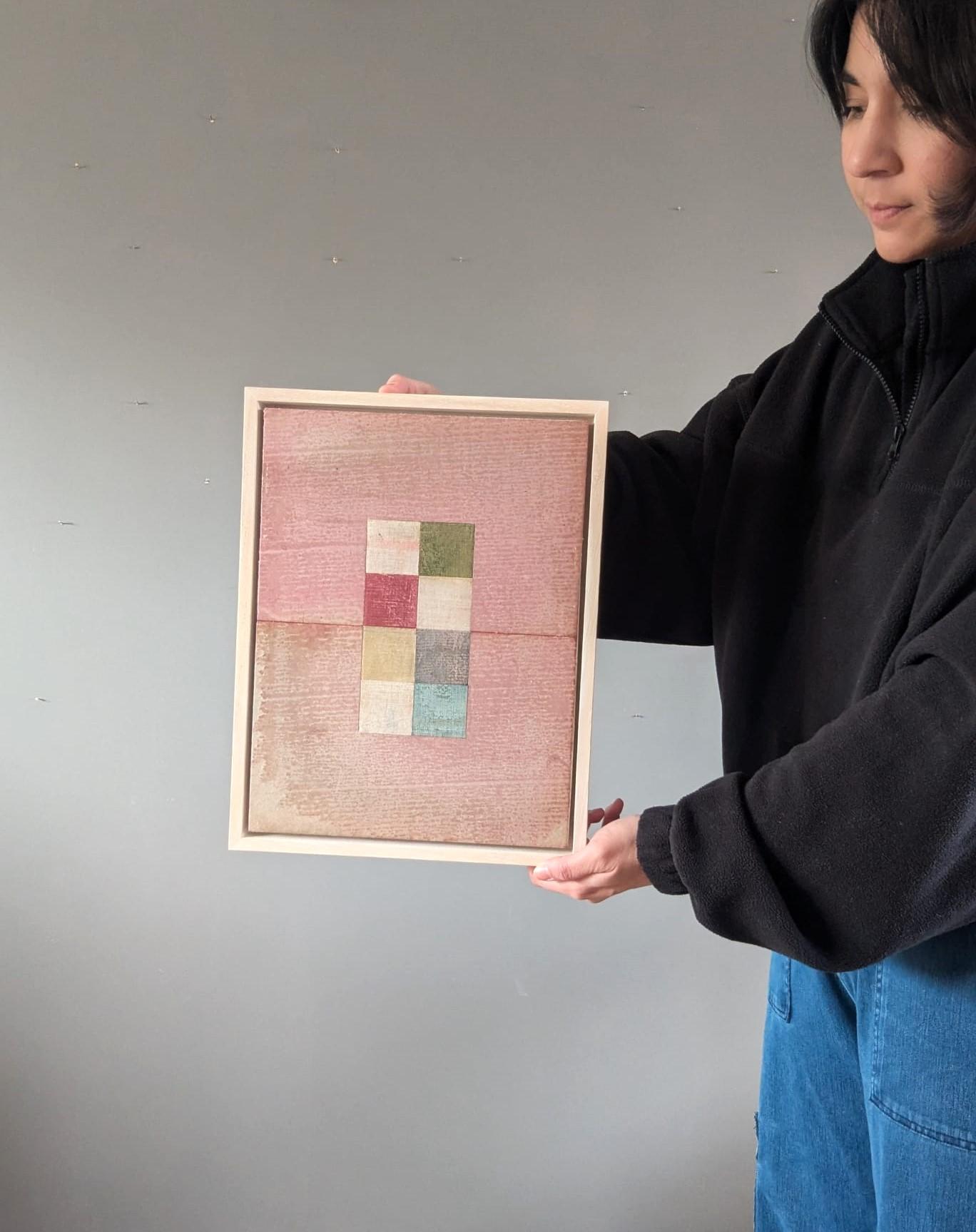 COLLAGE ASTRATTO GEOMETRICO IN ROSA
Tecnica mista su pannello di legno
Dimensioni: 35 x 27 cm (cornice inclusa)

Un'opera d'arte originale e unica nel suo genere, realizzata con libri di scarto (copertine di stoffa, carte, cartoni e tavole di