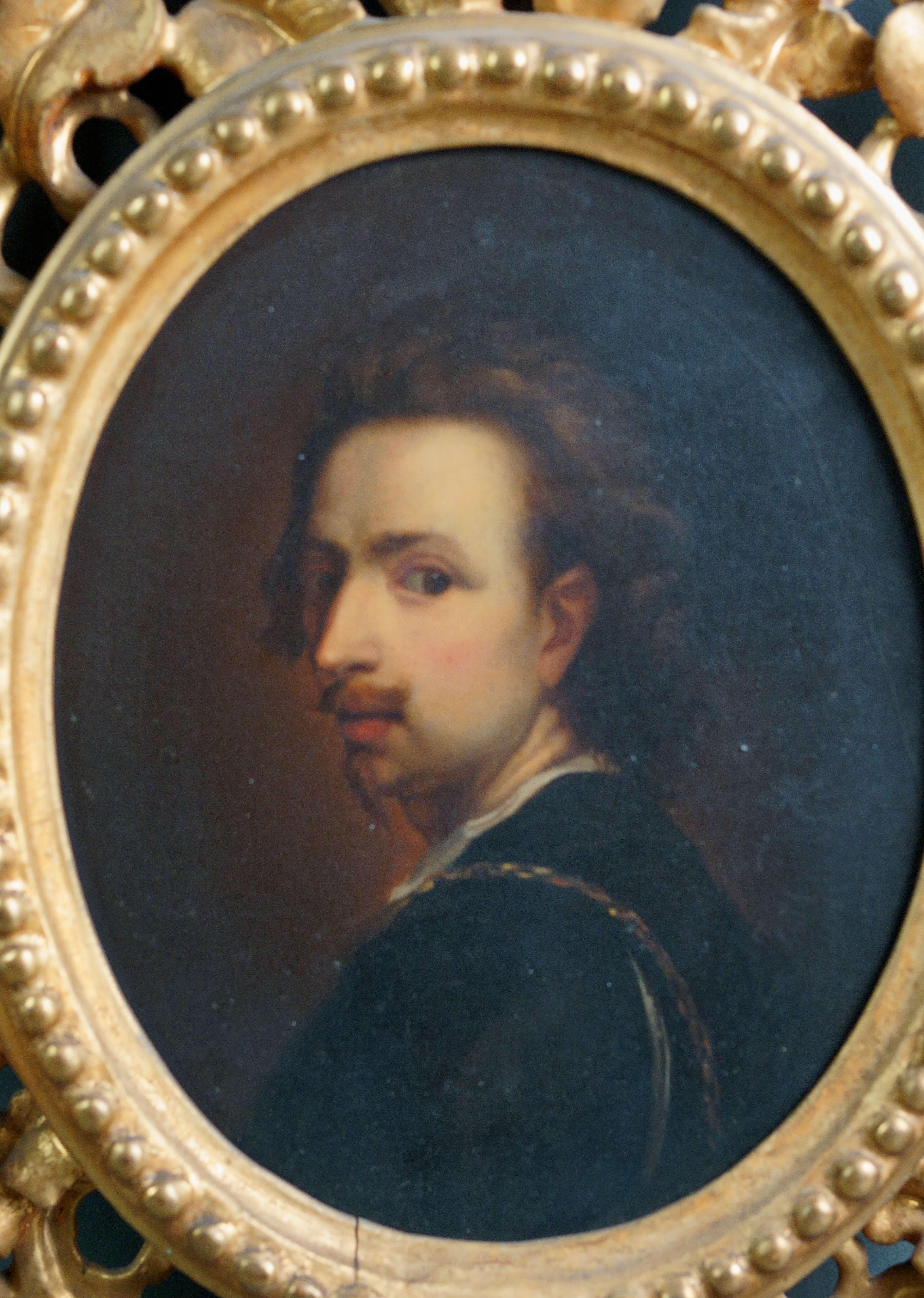École florentine du milieu du XIXe siècle, paire de portraits à l'huile sur carton représentant les peintres Pierre Paul Rubens et Anthon Van Dyck dans leurs magnifiques cadres d'origine en bois sculpté et doré.  Très bon état de conservation, petit