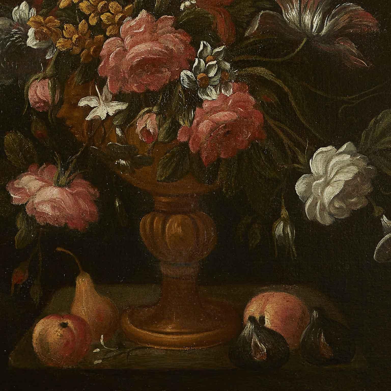 Coppia di Nature Morte di Fiori del 1600 di scuola italiana del XVII secolo, senza cornice.  Dipinti ad olio su tela con sfondo scuro e fiori finemente definiti queste nature morte barocche di scuola italiana sono caratterizzate da un buon