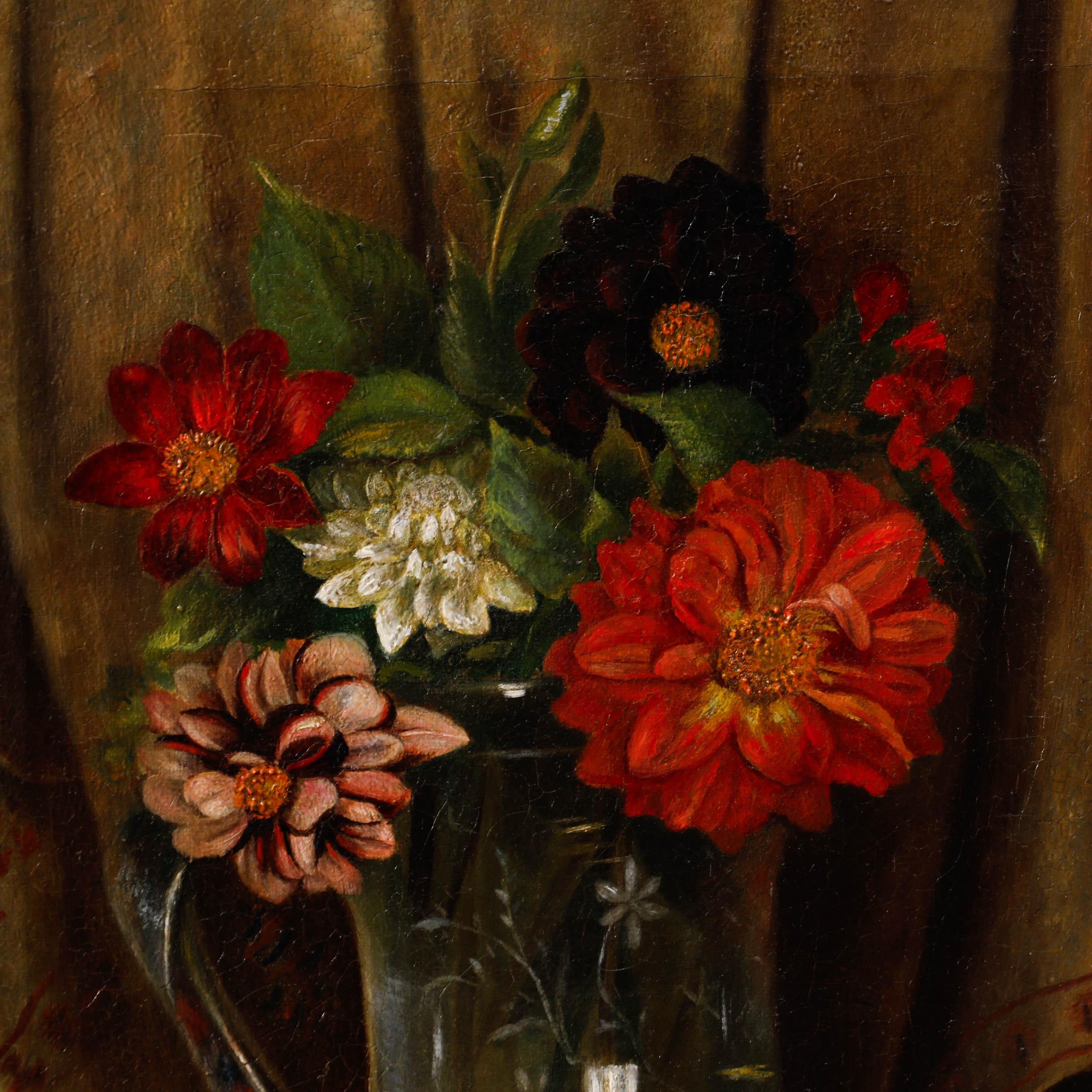 Dieses elegante Stillleben zeigt ein lebendiges Blumenarrangement in einer Glasvase, begleitet von zarten Muscheln auf einer drapierten Fläche. Die Komposition schafft ein Gleichgewicht zwischen den lebhaften Farben der Blüten und den gedämpften