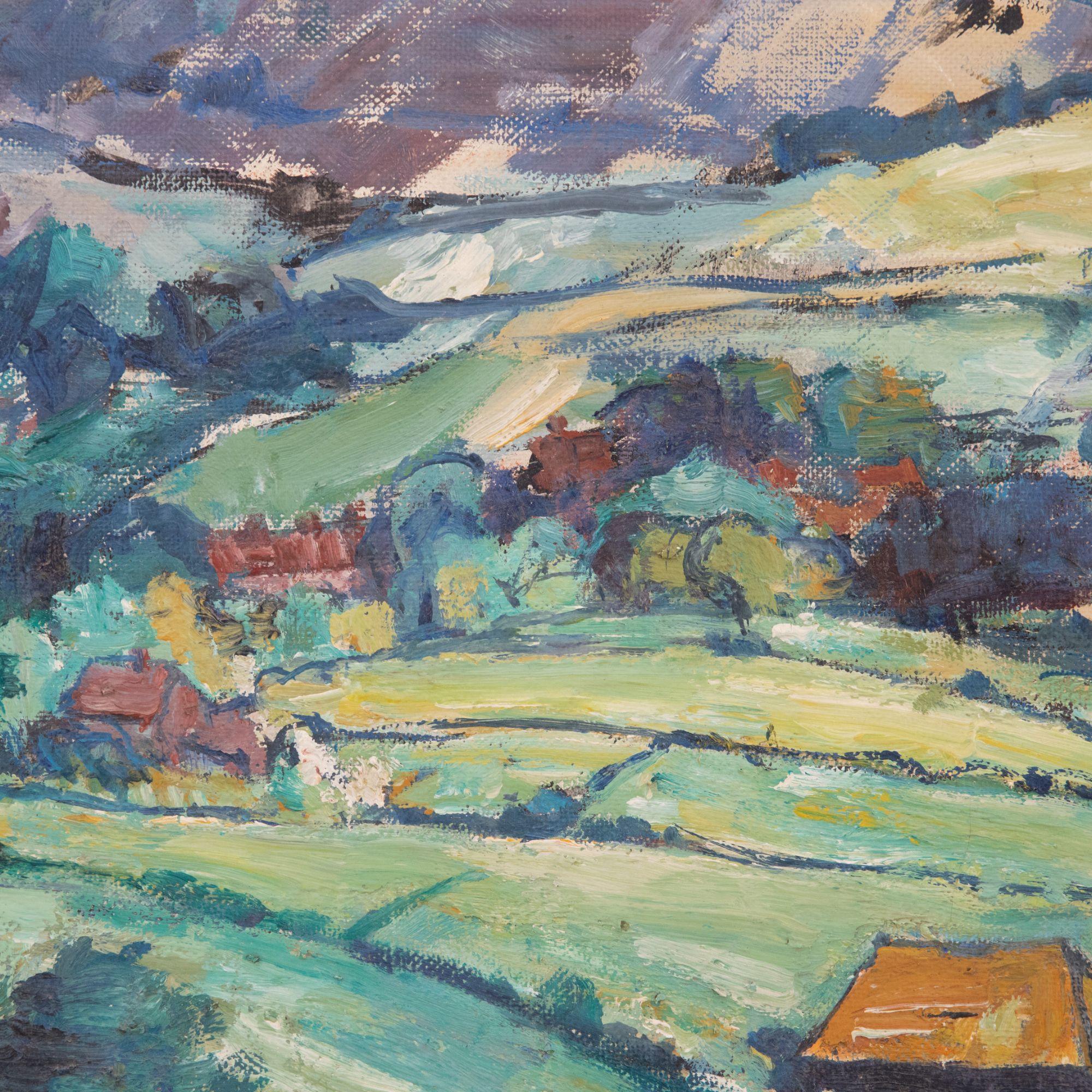 Un joyeux paysage du milieu du siècle, montrant les collines verdoyantes d'une vallée verdoyante. Une petite maison de ferme est nichée au premier plan, ce qui donne du poids à la scène. L'artiste a utilisé une palette douce et feutrée et un travail