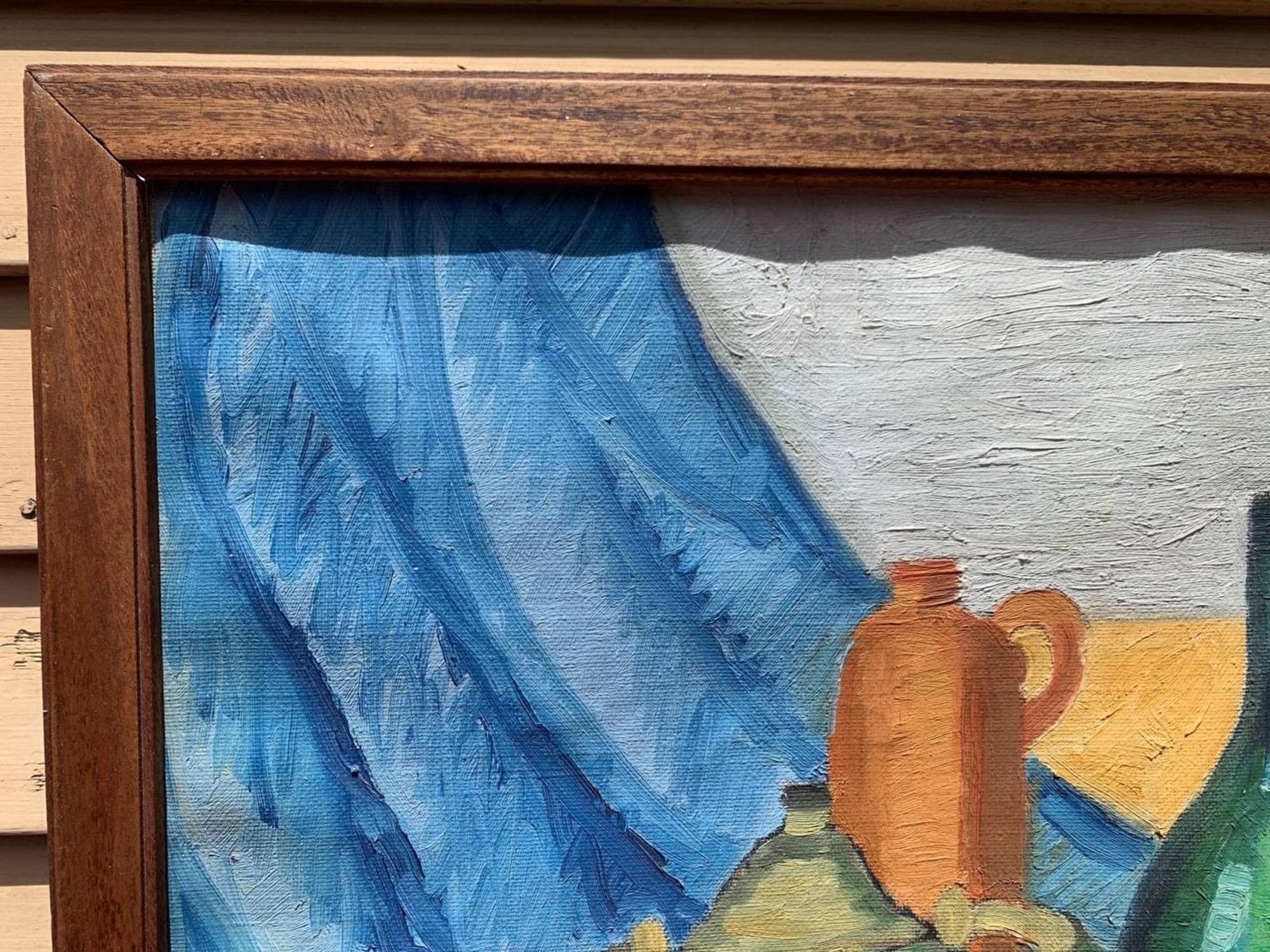 Dieses dänische Stillleben zeigt ein harmonisches Arrangement alltäglicher Gefäße, das mit kräftigen, sicheren Pinselstrichen und einer reichen Farbpalette wiedergegeben wird. Eine grüne Teekanne mit kunstvollen Details steht im Vordergrund,