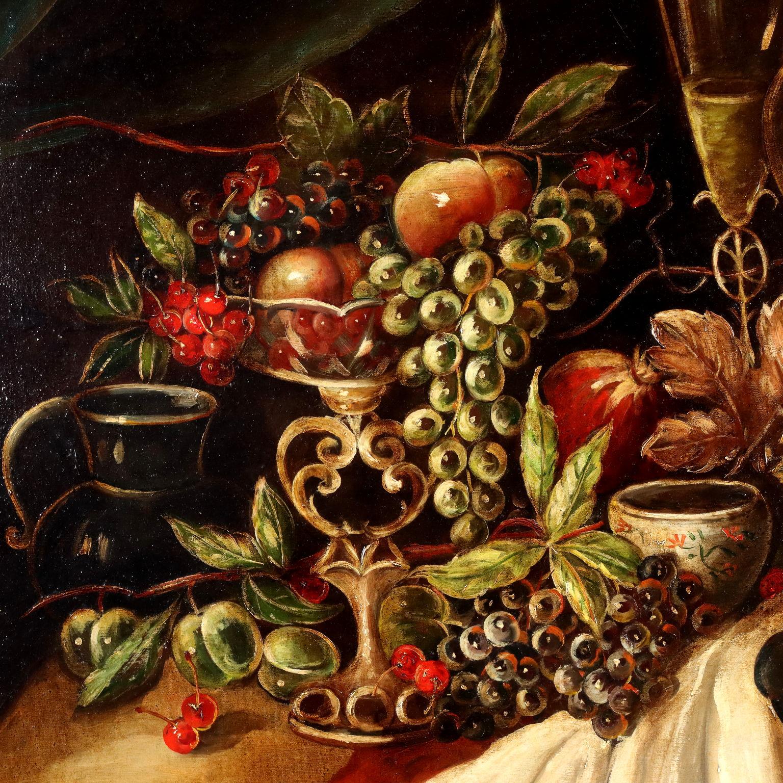 Olio su tela.
La composizione guarda alle produzioni del XVII secolo e propone una tavola riccamente imbandita di vassoi di frutta, cesti di ciliege, canestri con pesche e grappoli d'uva con pampini decorativi, terrine con semi, e calici, sormontati
