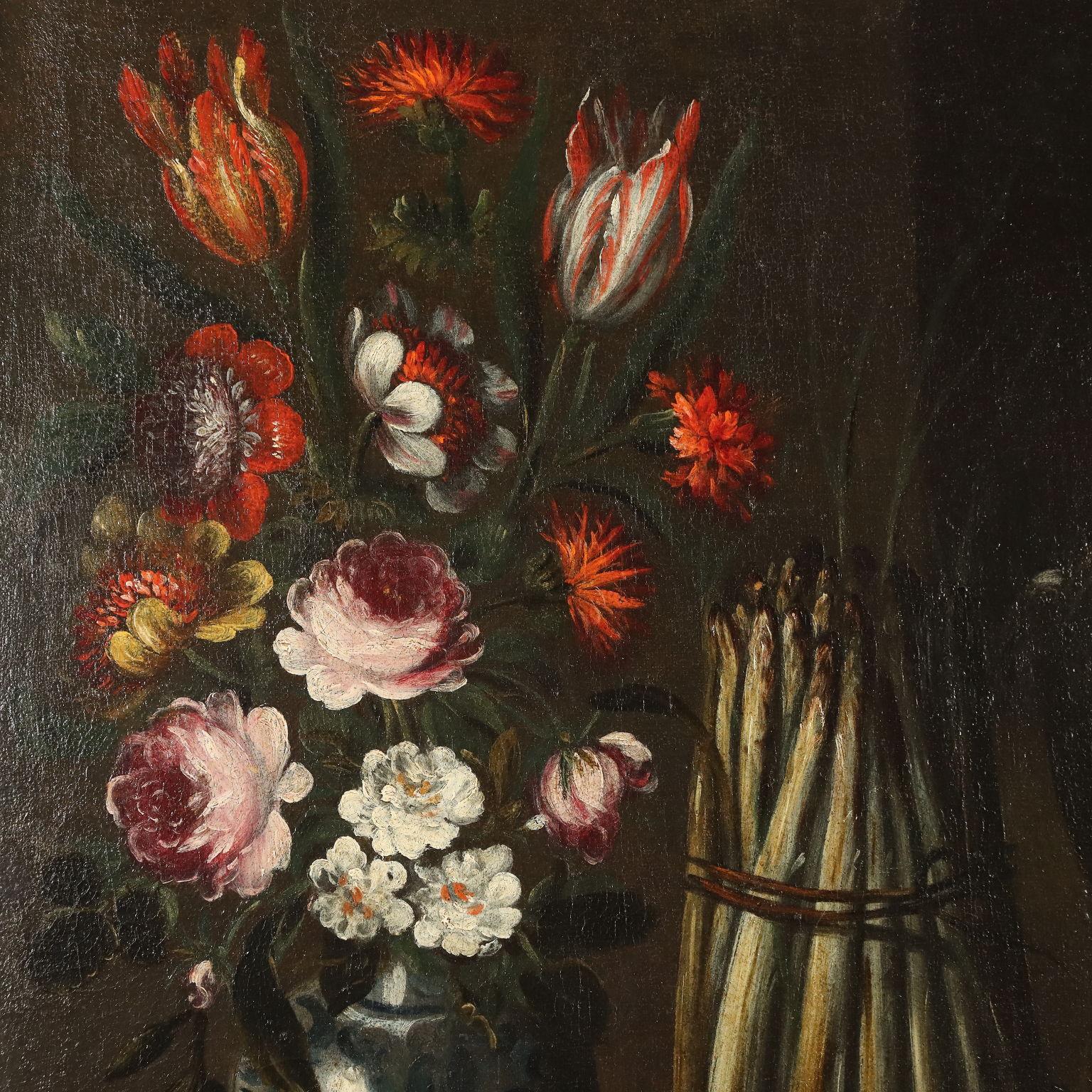 Öl auf Leinwand.
Die Komposition sieht in ihrem Zentrum  ein hängender Hase, flankiert von einer Wachtel und einer Taube; rechts ein Weidenkorb mit Kastanien und Tannenzweigen; links ein Spargelbündel und eine Vase mit bunten Blumen,  deren