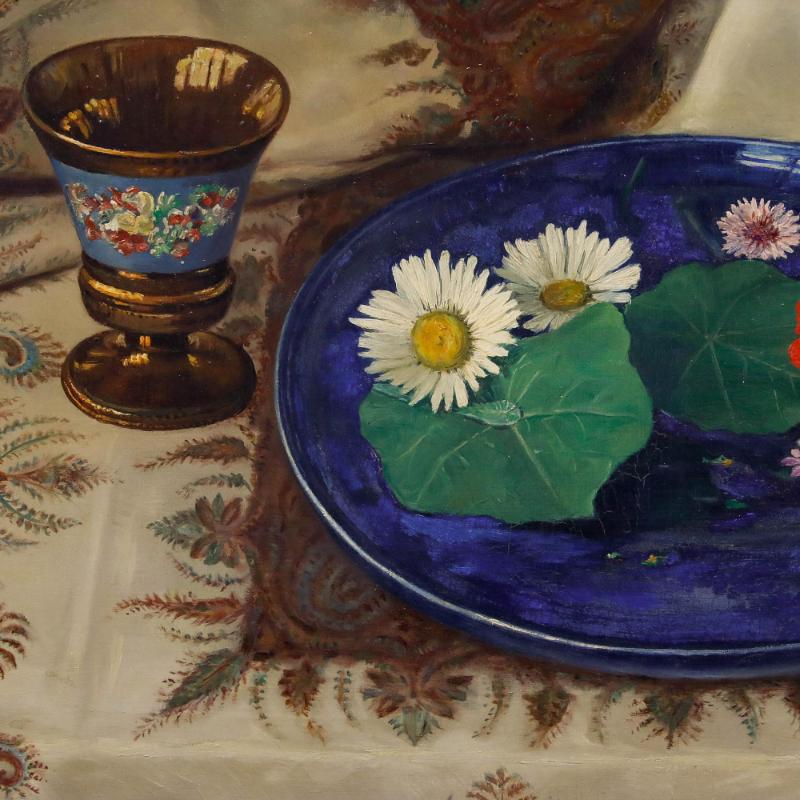 Ein Stillleben von Dominicus de Ruiter (1872-1947) mit Blumen auf einem blauen Teller und einem goldenen Kelch auf einem dekorativen Tischtuch. Signiert unten rechts. Gut präsentiert in einem Vintage-Holzrahmen mit Goldverzierung. Auf Leinwand auf