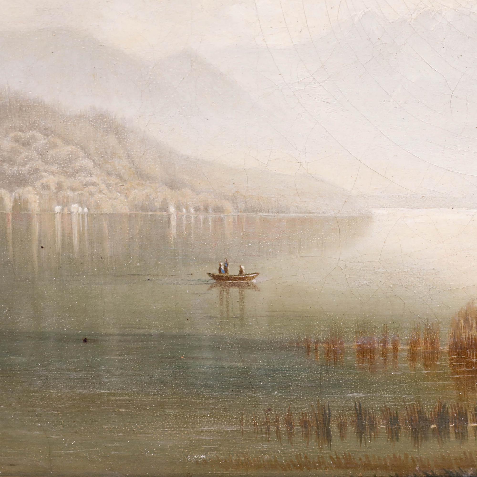 Questo suggestivo dipinto di paesaggio raffigura una vista serena di un lago alpino e di montagne lontane sotto un cielo ampio e pieno di nuvole, reso con toni morbidi e tenui di grigio, verde e colori della terra. Firmato e datato. Presentato in