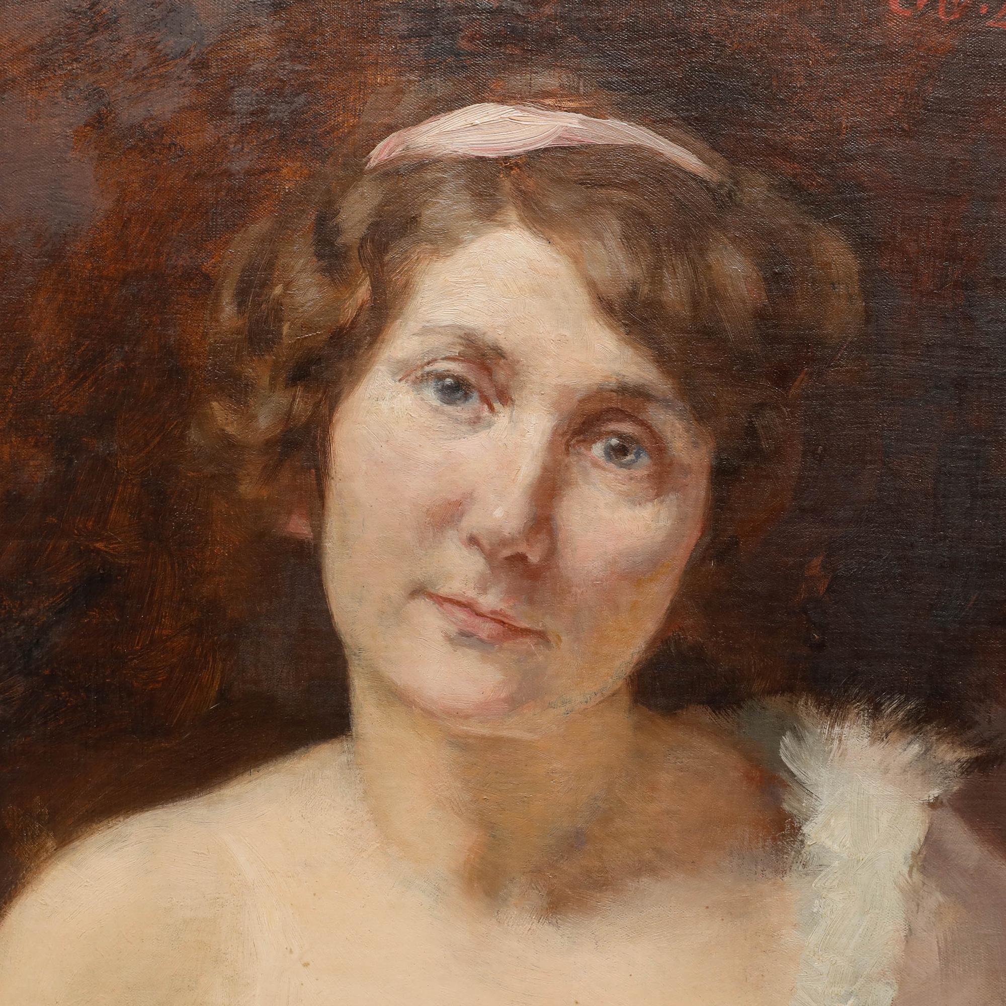 Encantador retrato al óleo de principios del siglo XX de una dama con un delicado atuendo de los años 20 sosteniendo un ramo de rosas. La artista ha representado al sujeto con gran detalle tonal, y el rosa suave de su vestido y diadema complementan